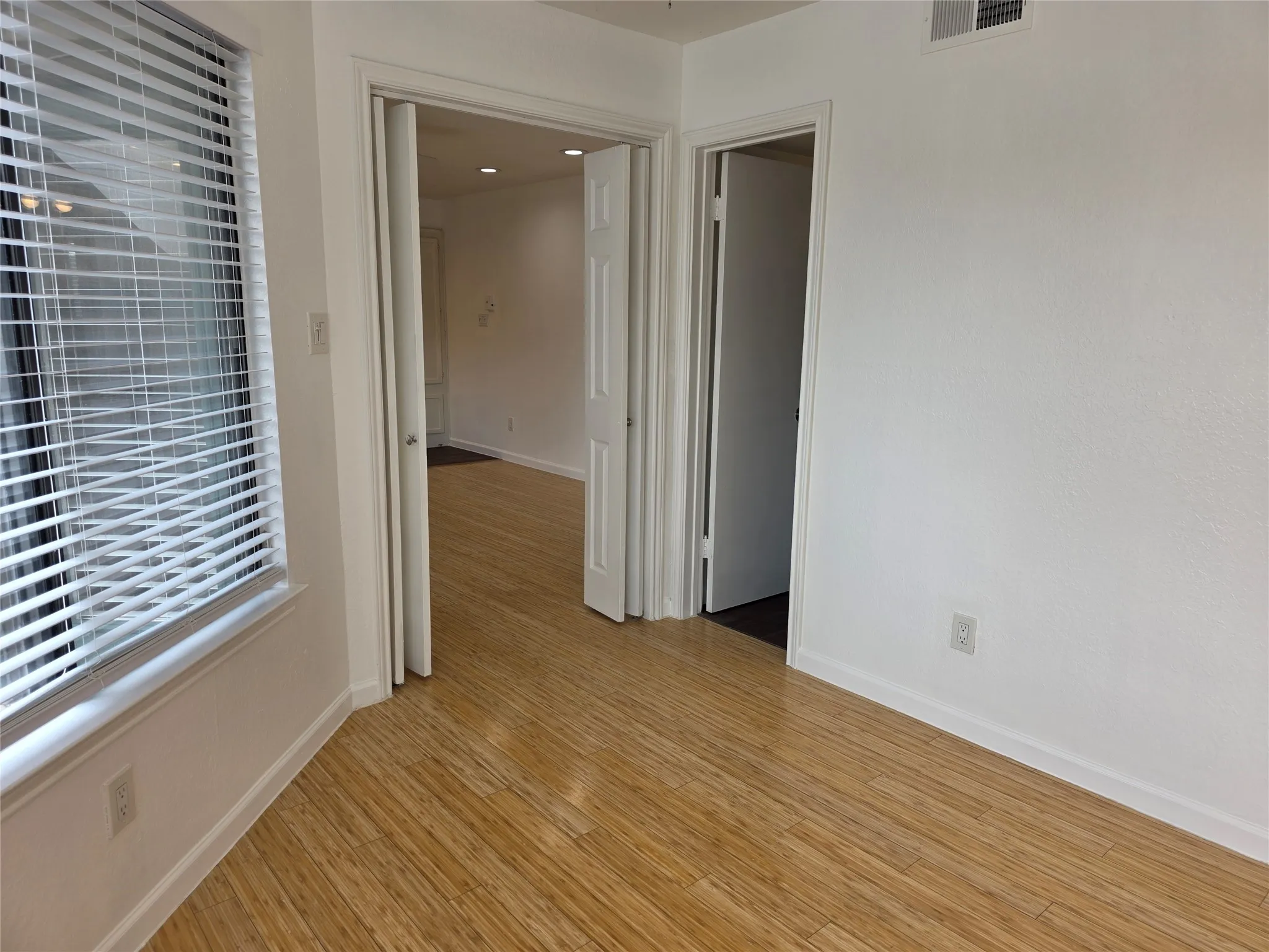 Condominium For Sale in Tarrant County , 2300 Balsam Drive G306, Arlington, Texas 76006, 1 Bedroom, 1 Bathroom, 1 Garage spaces, 486 Sqft, built in 1981, Price $105,000, mls#21340828, Real Estate Agent in Arlington, Homes For Sale in Tarrant county, Homes For Sale in Arlington, Realtor in Arlington Texas, Real Estate Brokerage Independent Realty Texas, Luminita Cordes Realtor