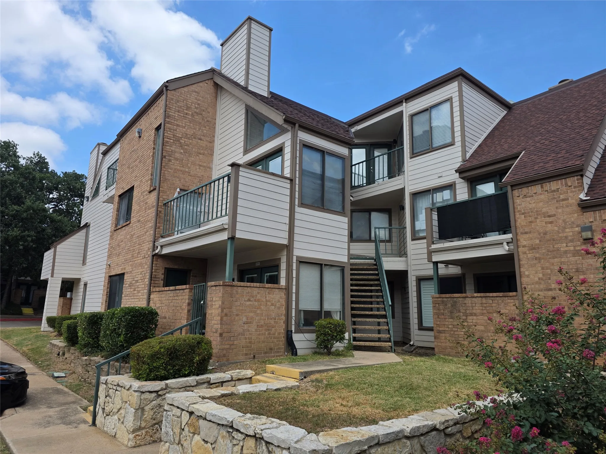 Condominium For Sale in Tarrant County , 2300 Balsam Drive G306, Arlington, Texas 76006, 1 Bedroom, 1 Bathroom, 1 Garage spaces, 486 Sqft, built in 1981, Price $105,000, mls#21340828, Real Estate Agent in Arlington, Homes For Sale in Tarrant county, Homes For Sale in Arlington, Realtor in Arlington Texas, Real Estate Brokerage Independent Realty Texas, Luminita Cordes Realtor