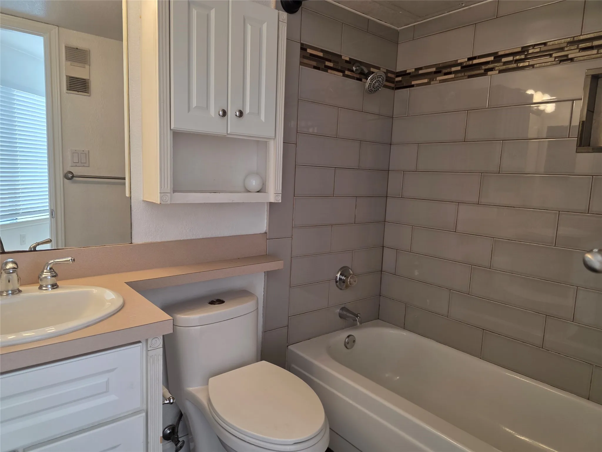 Condominium For Sale in Tarrant County , 2300 Balsam Drive G306, Arlington, Texas 76006, 1 Bedroom, 1 Bathroom, 1 Garage spaces, 486 Sqft, built in 1981, Price $105,000, mls#21340828, Real Estate Agent in Arlington, Homes For Sale in Tarrant county, Homes For Sale in Arlington, Realtor in Arlington Texas, Real Estate Brokerage Independent Realty Texas, Luminita Cordes Realtor