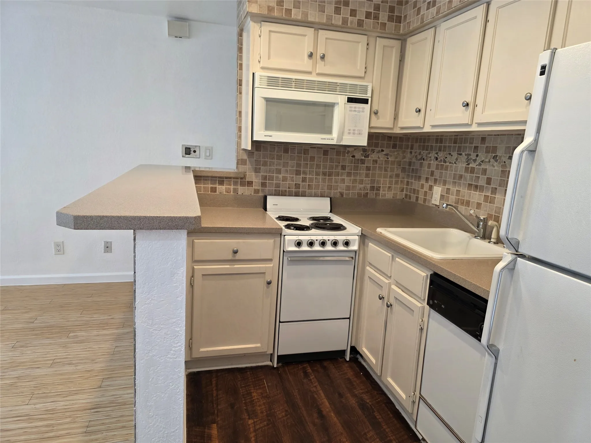 Condominium For Sale in Tarrant County , 2300 Balsam Drive G306, Arlington, Texas 76006, 1 Bedroom, 1 Bathroom, 1 Garage spaces, 486 Sqft, built in 1981, Price $105,000, mls#21340828, Real Estate Agent in Arlington, Homes For Sale in Tarrant county, Homes For Sale in Arlington, Realtor in Arlington Texas, Real Estate Brokerage Independent Realty Texas, Luminita Cordes Realtor