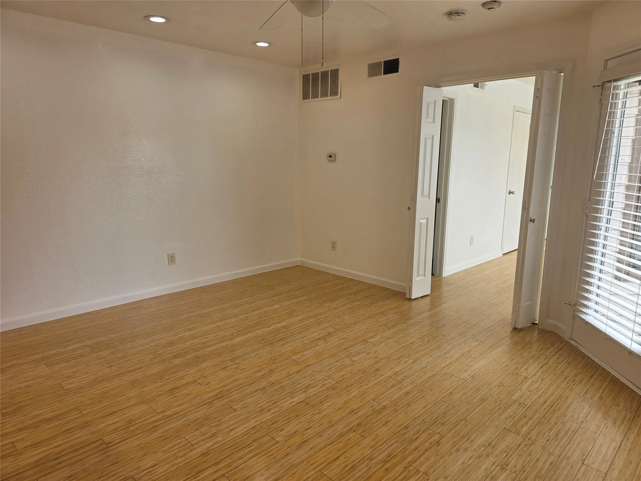 Condominium For Sale in Tarrant County , 2300 Balsam Drive G306, Arlington, Texas 76006, 1 Bedroom, 1 Bathroom, 1 Garage spaces, 486 Sqft, built in 1981, Price $105,000, mls#21340828, Real Estate Agent in Arlington, Homes For Sale in Tarrant county, Homes For Sale in Arlington, Realtor in Arlington Texas, Real Estate Brokerage Independent Realty Texas, Luminita Cordes Realtor