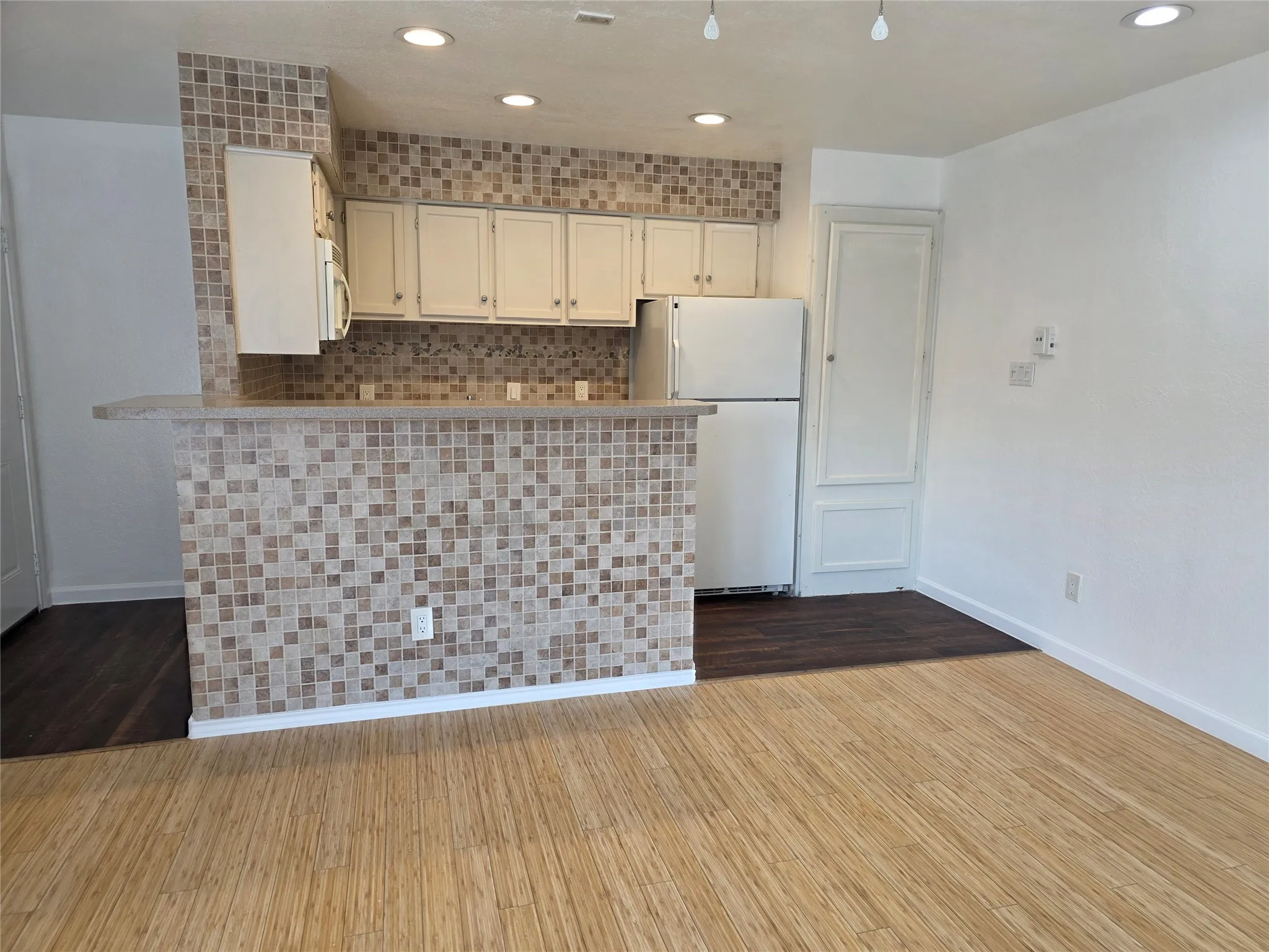 Condominium For Sale in Tarrant County , 2300 Balsam Drive G306, Arlington, Texas 76006, 1 Bedroom, 1 Bathroom, 1 Garage spaces, 486 Sqft, built in 1981, Price $105,000, mls#21340828, Real Estate Agent in Arlington, Homes For Sale in Tarrant county, Homes For Sale in Arlington, Realtor in Arlington Texas, Real Estate Brokerage Independent Realty Texas, Luminita Cordes Realtor