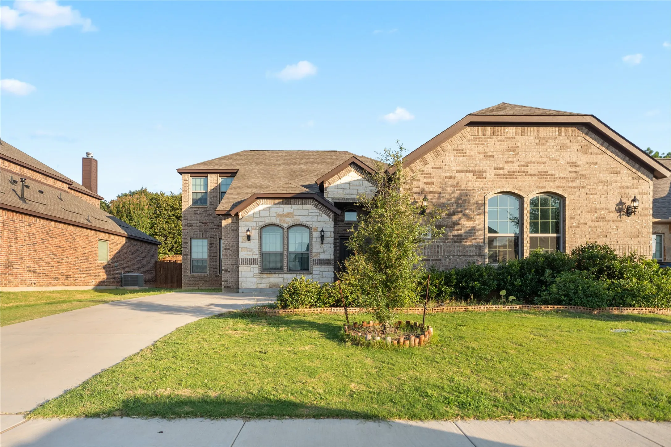 Single Family Residence For Sale in Tarrant County , 4424 Terraview Drive, Arlington, Texas 76001, 4 Bedroom, 3 Bathroom, 2 Garage spaces, 2,284 Sqft, built in 2022, Price $419,000, mls#21341160, Real Estate Agent in Arlington, Homes For Sale in Tarrant county, Homes For Sale in Arlington, Realtor in Arlington Texas, Real Estate Brokerage Independent Realty Texas, Luminita Cordes Realtor