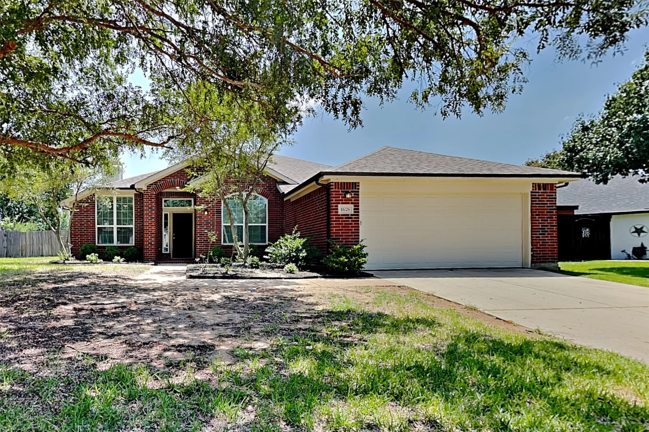 Single Family Residence For Rent in Denton County , 1626 Mallard Drive, Corinth, Texas 76210, 4 Bedroom, 2 Bathroom, 2 Garage spaces, 2,110 Sqft, built in 1998, mls#21341163, Real Estate Agent in Corinth, Homes For Rent in Denton county, Homes For Rent in Corinth, Realtor in Corinth Texas, Real Estate Brokerage Independent Realty Texas, Luminita Cordes Realtor