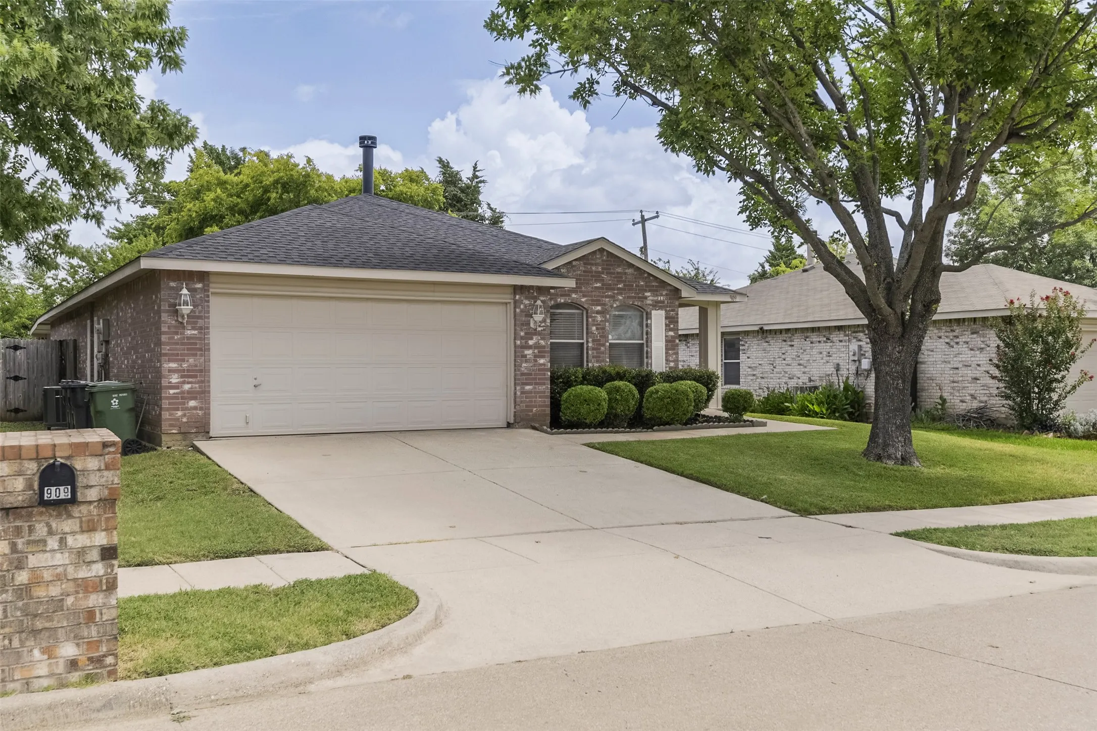 Single Family Residence For Sale in Tarrant County , 909 Anvil Creek Drive, Arlington, Texas 76001, 3 Bedroom, 2 Bathroom, 2 Garage spaces, 1,726 Sqft, built in 1997, mls#21328898, Real Estate Agent in Arlington, Homes For Sale in Tarrant county, Homes For Sale in Arlington, Realtor in Arlington Texas, Real Estate Brokerage Independent Realty Texas, Luminita Cordes Realtor