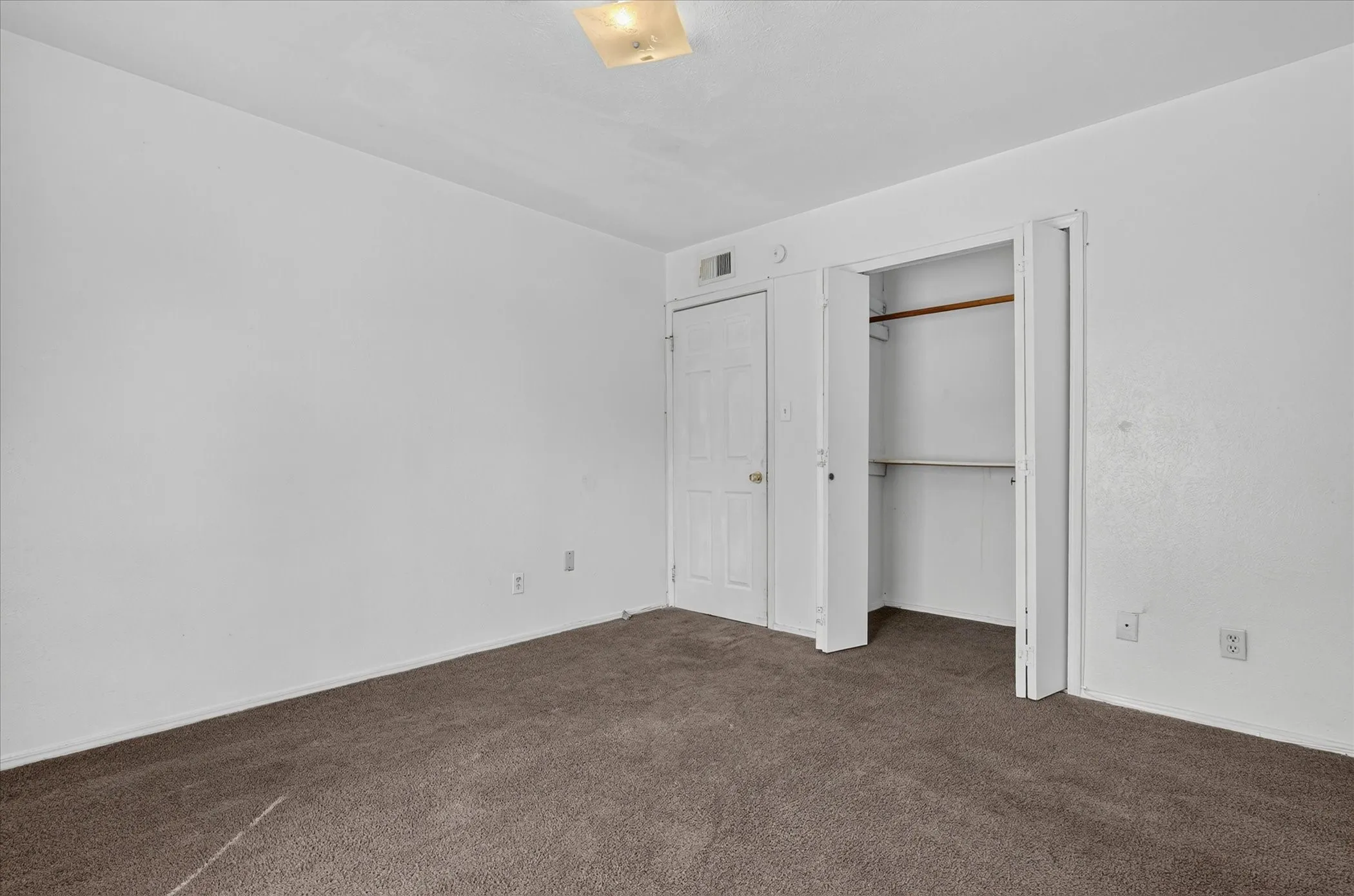 Single Family Residence For Sale in Dallas County , 481 WEAVER Street, Cedar Hill, Texas 75104, 3 Bedroom, 2 Bathroom, Garage spaces, 1,984 Sqft, built in 1985, mls#21340769, Real Estate Agent in Cedar Hill, Homes For Sale in Dallas county, Homes For Sale in Cedar Hill, Realtor in Cedar Hill Texas, Real Estate Brokerage Independent Realty Texas, Luminita Cordes Realtor