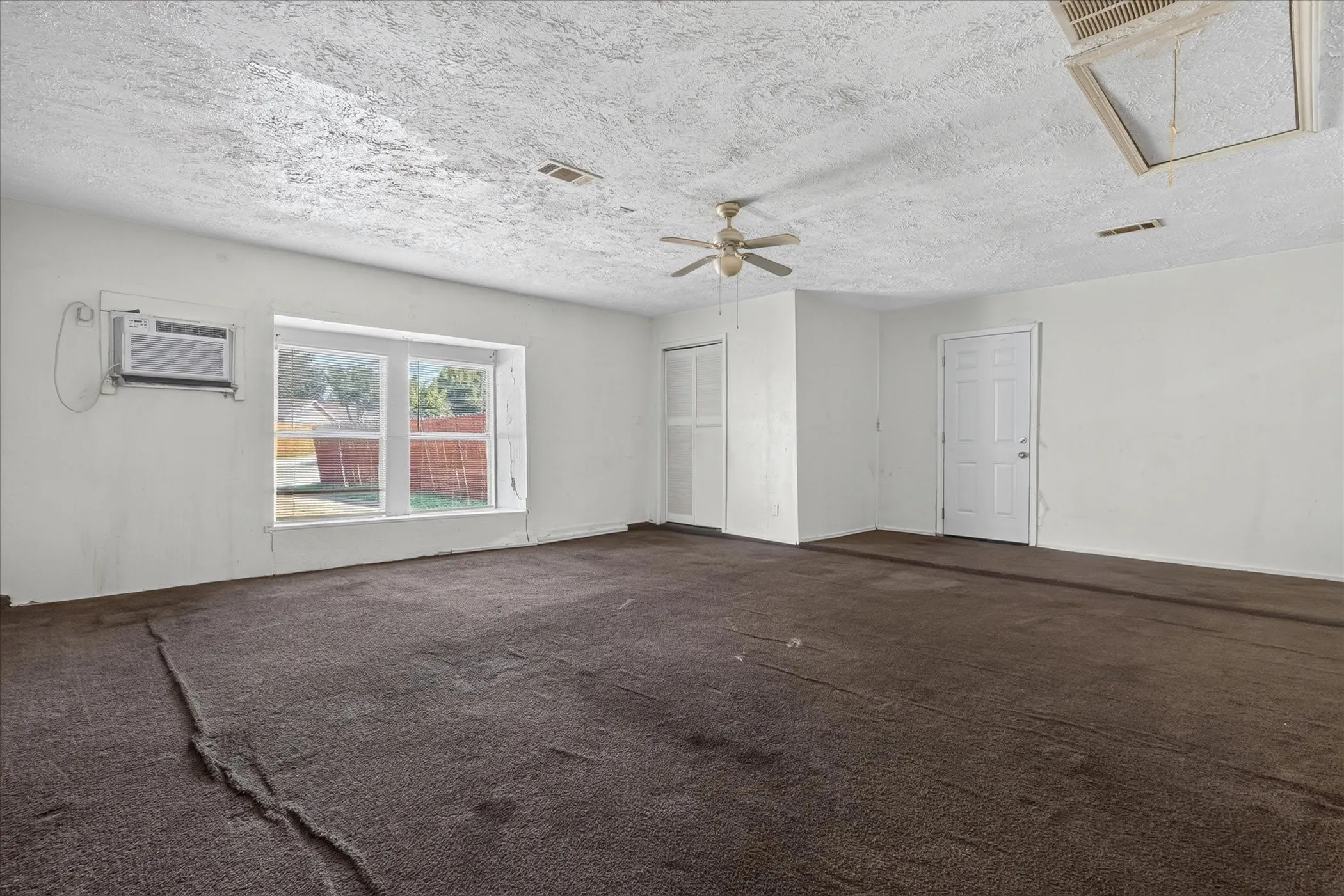 Single Family Residence For Sale in Dallas County , 481 WEAVER Street, Cedar Hill, Texas 75104, 3 Bedroom, 2 Bathroom, Garage spaces, 1,984 Sqft, built in 1985, mls#21340769, Real Estate Agent in Cedar Hill, Homes For Sale in Dallas county, Homes For Sale in Cedar Hill, Realtor in Cedar Hill Texas, Real Estate Brokerage Independent Realty Texas, Luminita Cordes Realtor