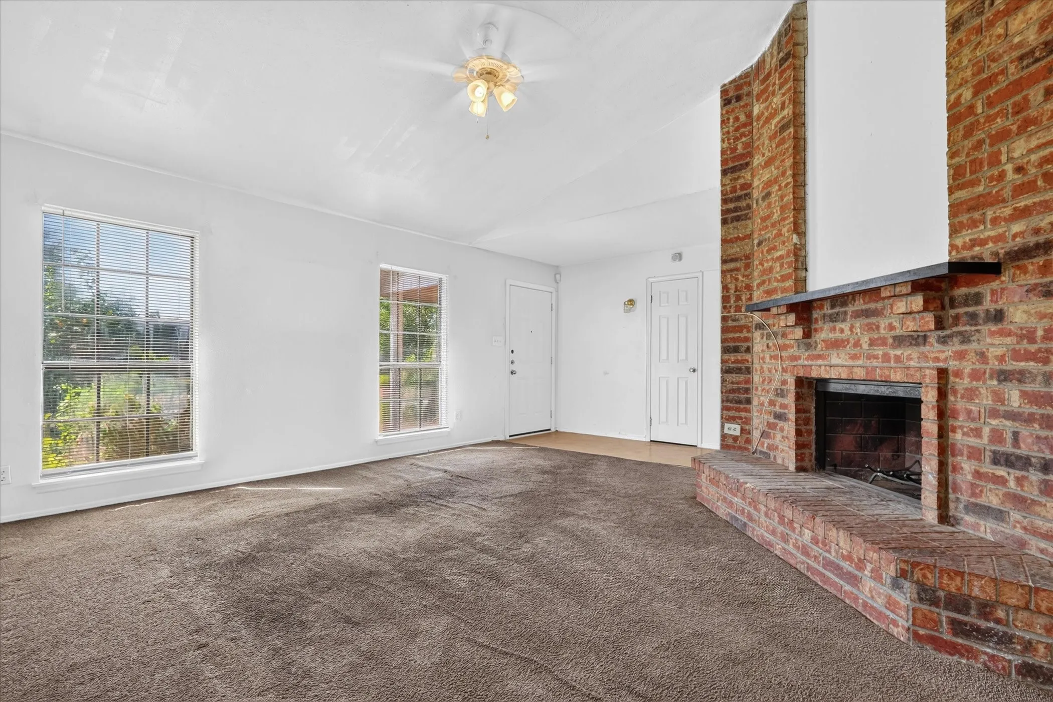 Single Family Residence For Sale in Dallas County , 481 WEAVER Street, Cedar Hill, Texas 75104, 3 Bedroom, 2 Bathroom, Garage spaces, 1,984 Sqft, built in 1985, mls#21340769, Real Estate Agent in Cedar Hill, Homes For Sale in Dallas county, Homes For Sale in Cedar Hill, Realtor in Cedar Hill Texas, Real Estate Brokerage Independent Realty Texas, Luminita Cordes Realtor