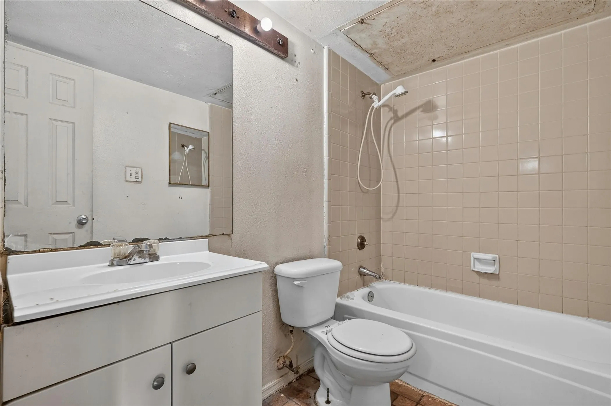 Single Family Residence For Sale in Dallas County , 481 WEAVER Street, Cedar Hill, Texas 75104, 3 Bedroom, 2 Bathroom, Garage spaces, 1,984 Sqft, built in 1985, mls#21340769, Real Estate Agent in Cedar Hill, Homes For Sale in Dallas county, Homes For Sale in Cedar Hill, Realtor in Cedar Hill Texas, Real Estate Brokerage Independent Realty Texas, Luminita Cordes Realtor