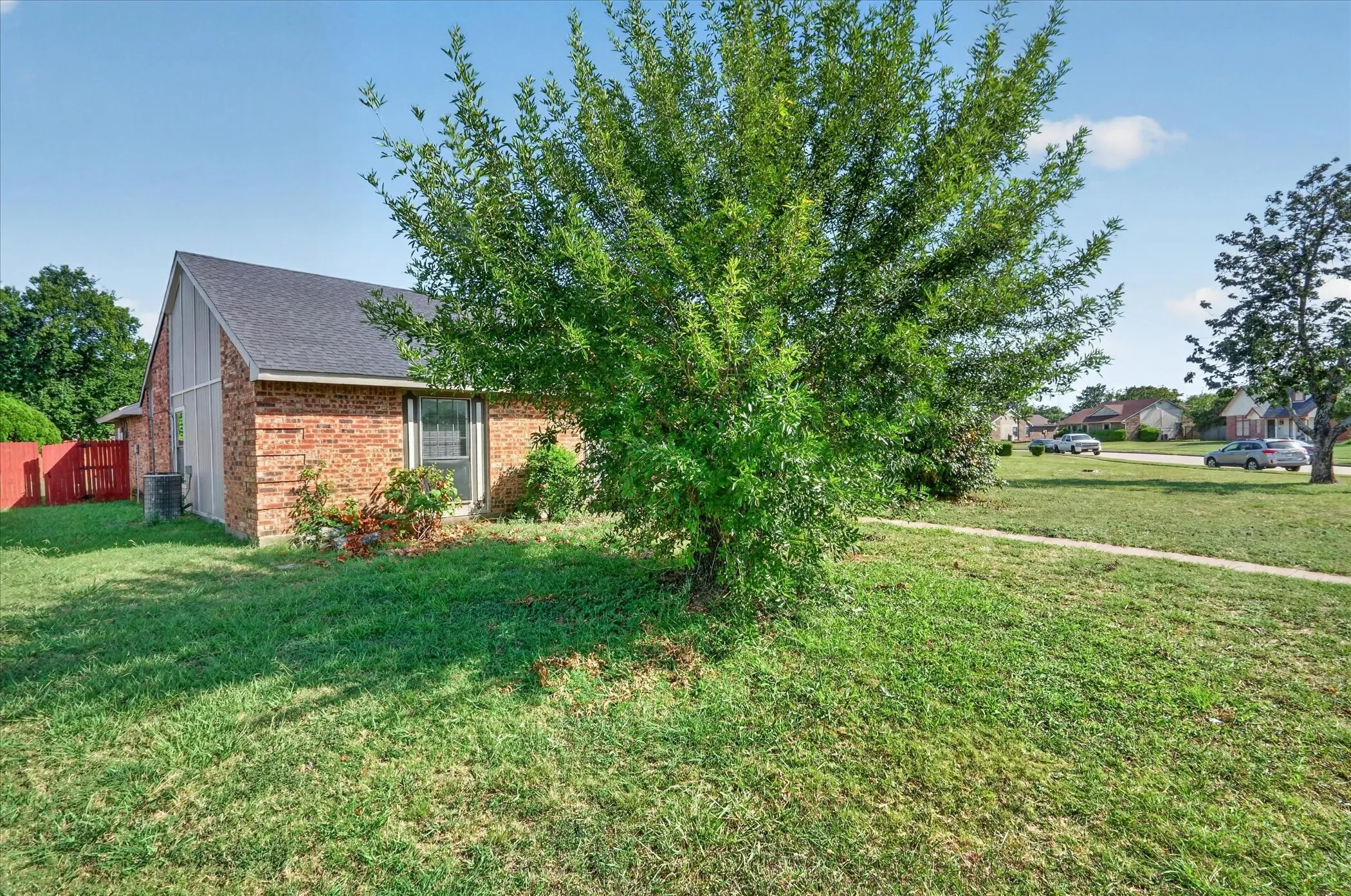 Single Family Residence For Sale in Dallas County , 481 WEAVER Street, Cedar Hill, Texas 75104, 3 Bedroom, 2 Bathroom, Garage spaces, 1,984 Sqft, built in 1985, mls#21340769, Real Estate Agent in Cedar Hill, Homes For Sale in Dallas county, Homes For Sale in Cedar Hill, Realtor in Cedar Hill Texas, Real Estate Brokerage Independent Realty Texas, Luminita Cordes Realtor