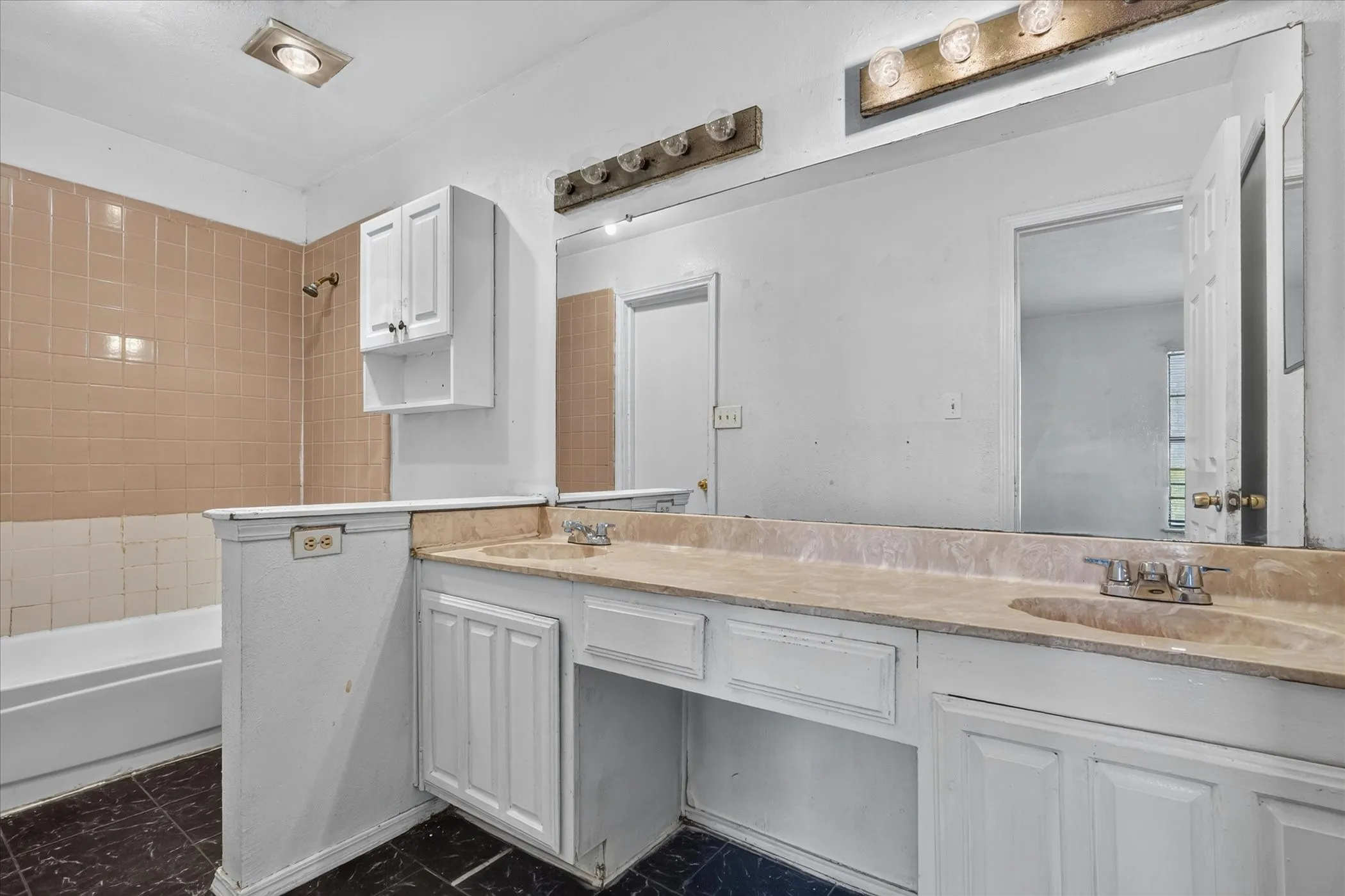 Single Family Residence For Sale in Dallas County , 481 WEAVER Street, Cedar Hill, Texas 75104, 3 Bedroom, 2 Bathroom, Garage spaces, 1,984 Sqft, built in 1985, mls#21340769, Real Estate Agent in Cedar Hill, Homes For Sale in Dallas county, Homes For Sale in Cedar Hill, Realtor in Cedar Hill Texas, Real Estate Brokerage Independent Realty Texas, Luminita Cordes Realtor