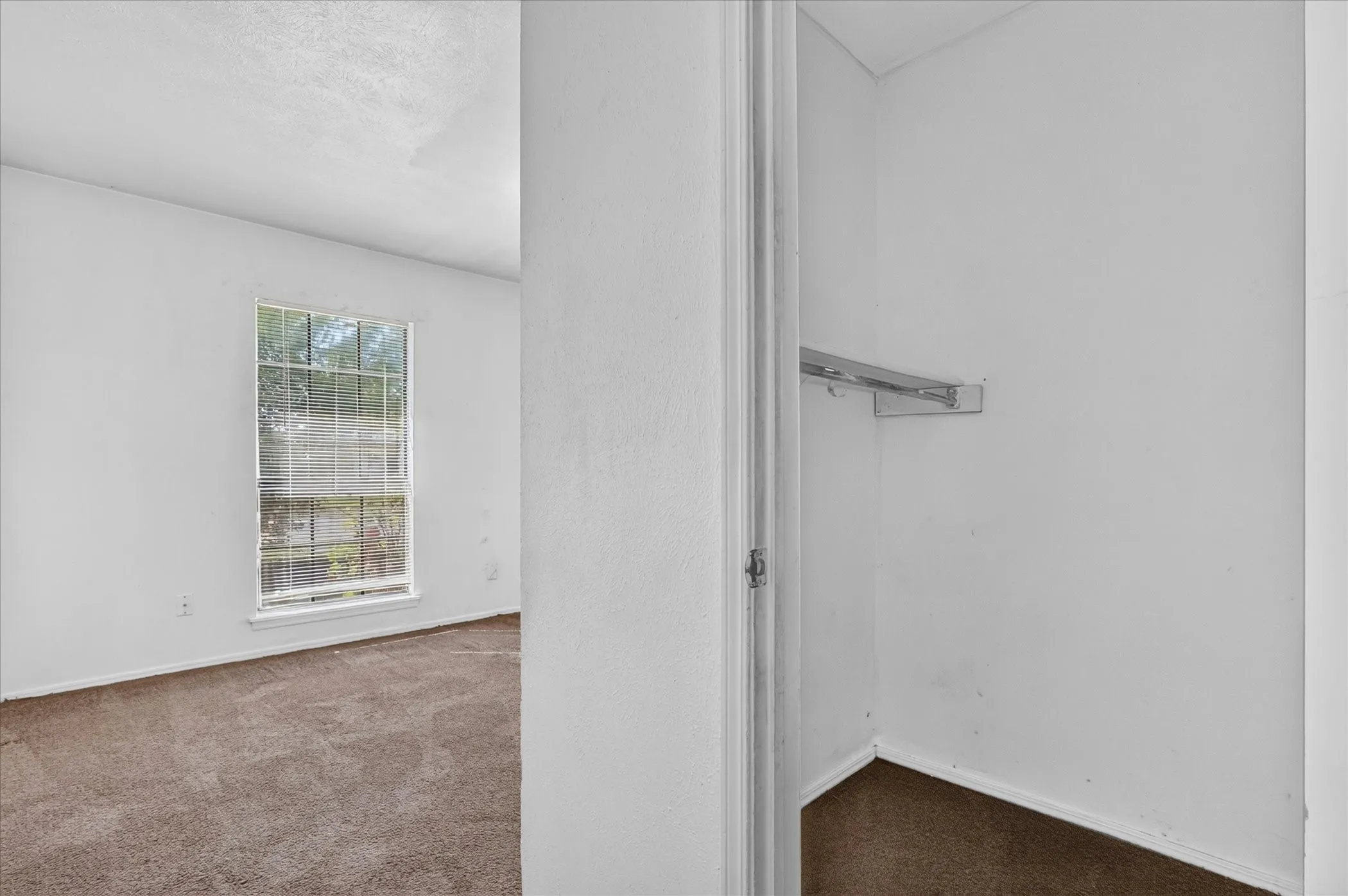 Single Family Residence For Sale in Dallas County , 481 WEAVER Street, Cedar Hill, Texas 75104, 3 Bedroom, 2 Bathroom, Garage spaces, 1,984 Sqft, built in 1985, mls#21340769, Real Estate Agent in Cedar Hill, Homes For Sale in Dallas county, Homes For Sale in Cedar Hill, Realtor in Cedar Hill Texas, Real Estate Brokerage Independent Realty Texas, Luminita Cordes Realtor