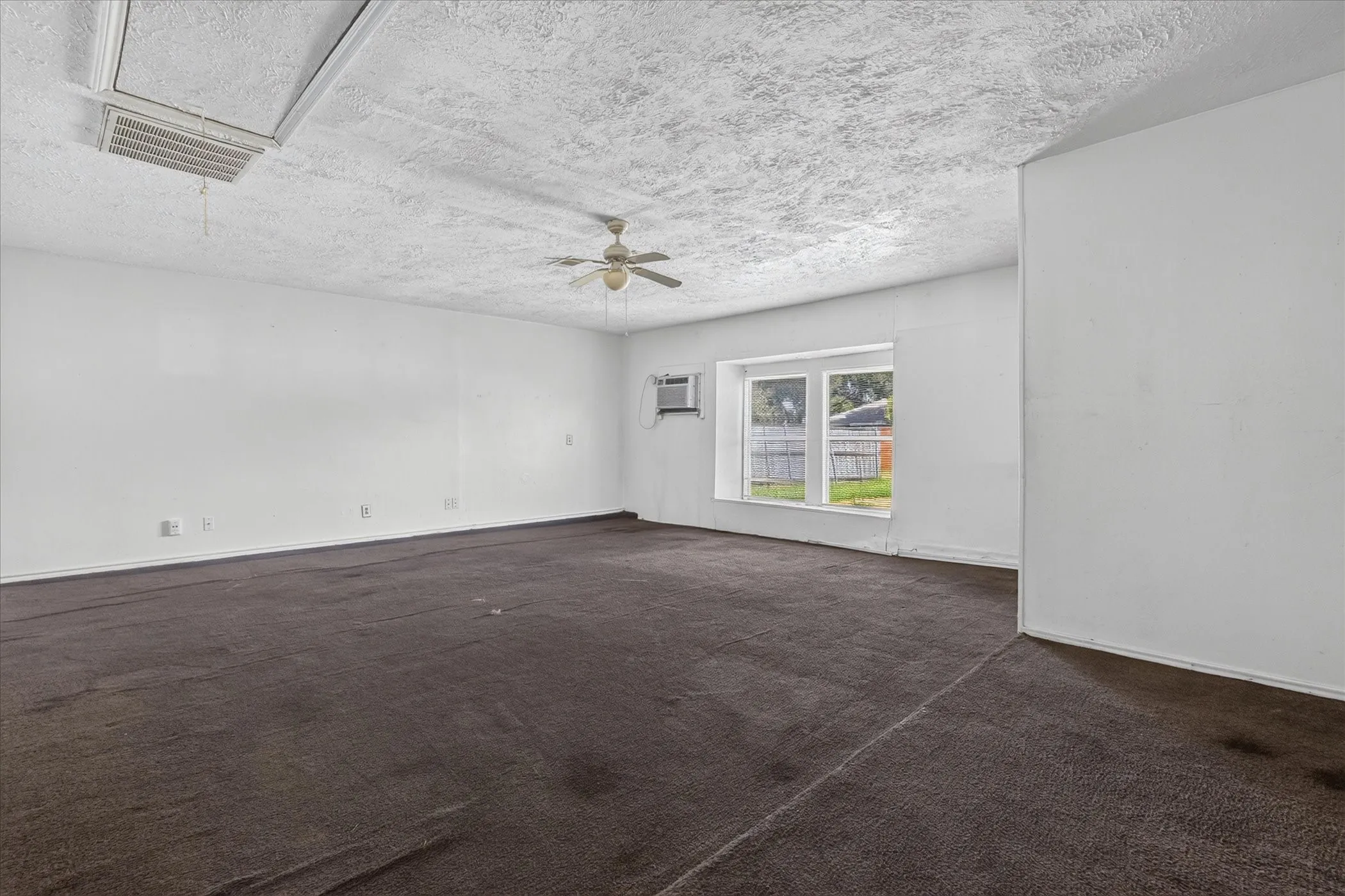 Single Family Residence For Sale in Dallas County , 481 WEAVER Street, Cedar Hill, Texas 75104, 3 Bedroom, 2 Bathroom, Garage spaces, 1,984 Sqft, built in 1985, mls#21340769, Real Estate Agent in Cedar Hill, Homes For Sale in Dallas county, Homes For Sale in Cedar Hill, Realtor in Cedar Hill Texas, Real Estate Brokerage Independent Realty Texas, Luminita Cordes Realtor