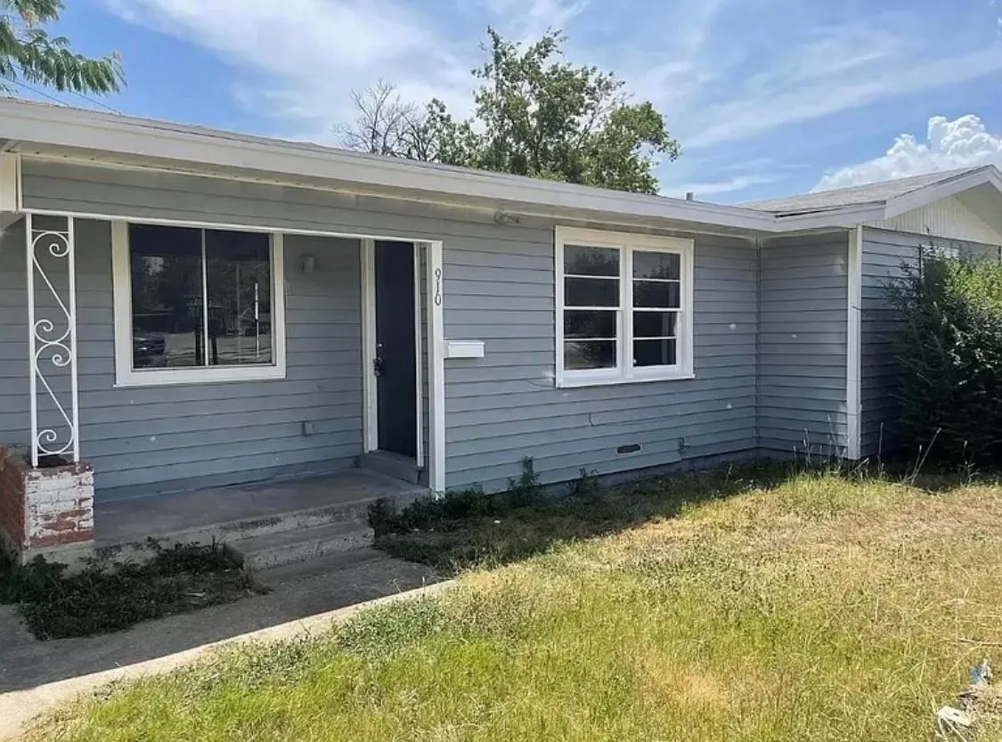 Single Family Residence For Rent in Montague County , 910 Circle Drive, Bowie, Texas 76230, 2 Bedroom, 2 Bathroom, Garage spaces, 1,260 Sqft, built in 1940, mls#21334108, Real Estate Agent in Bowie, Homes For Rent in Montague county, Homes For Rent in Bowie, Realtor in Bowie Texas, Real Estate Brokerage Independent Realty Texas, Luminita Cordes Realtor