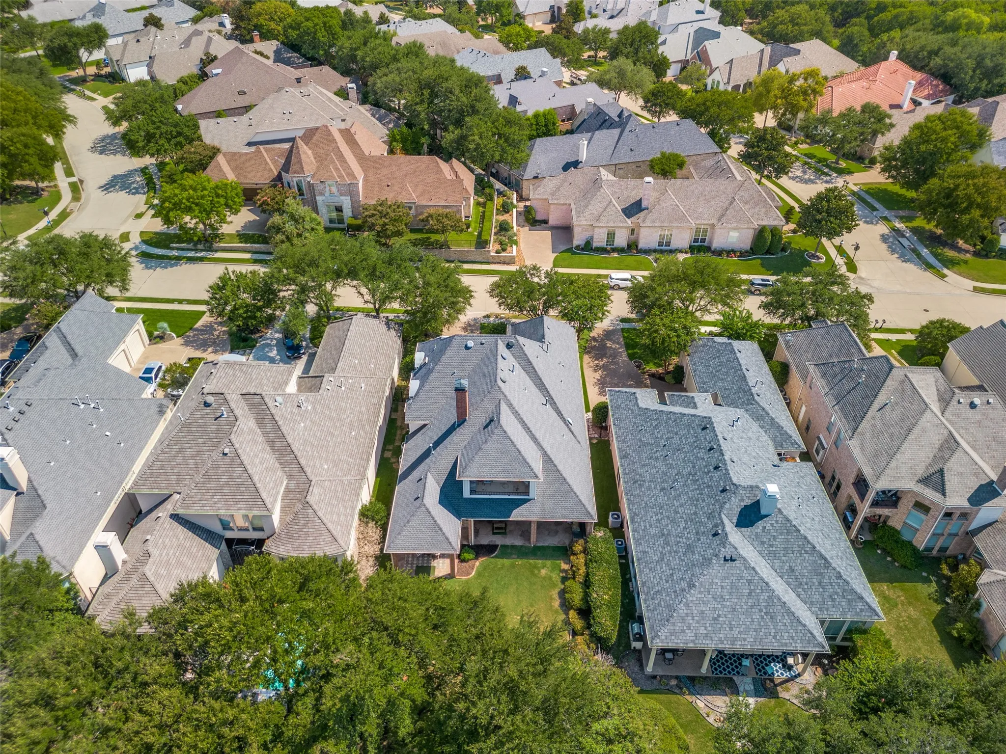 Expansive neighborhood featuring residential properties and mature trees