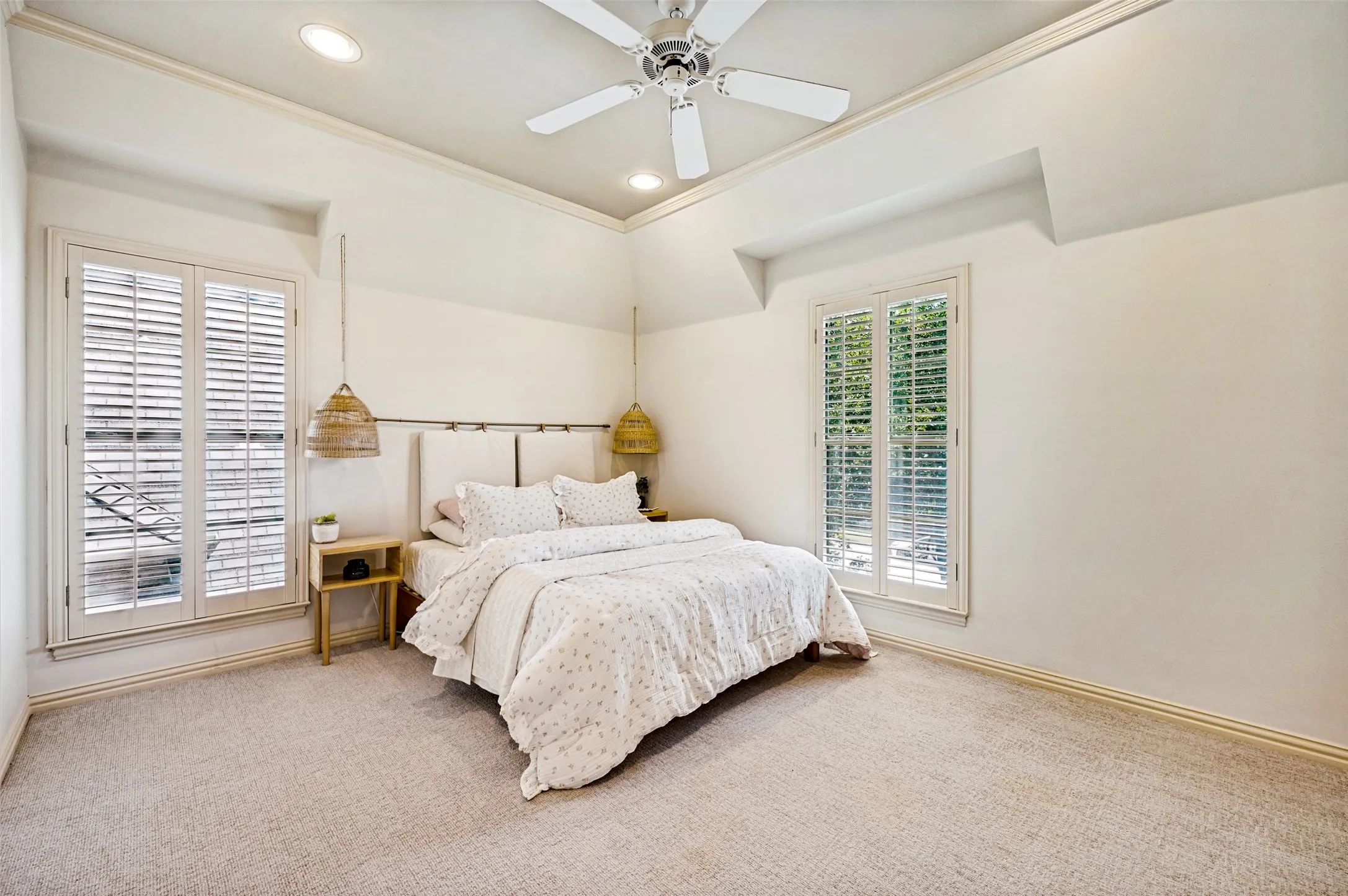Vaulted ceiling with recessed lighting and a ceiling fan