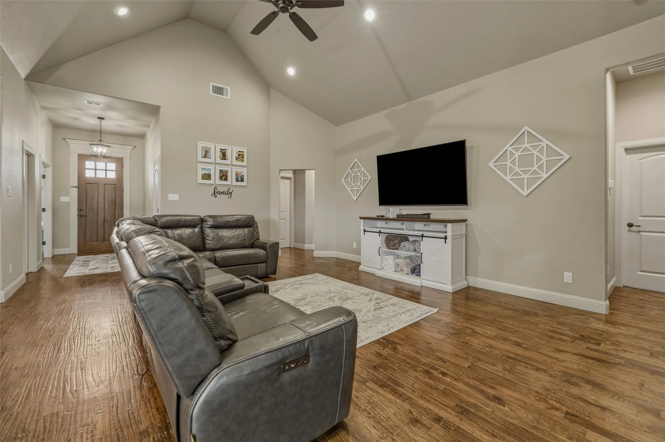 Single Family Residence For Sale in Johnson County , 125 Oak View Drive, Godley, Texas 76044, 4 Bedroom, 2 Bathroom, 2 Garage spaces, 2,198 Sqft, built in 2019, mls#21339783, Real Estate Agent in Godley, Homes For Sale in Johnson county, Homes For Sale in Godley, Realtor in Godley Texas, Real Estate Brokerage Independent Realty Texas, Luminita Cordes Realtor