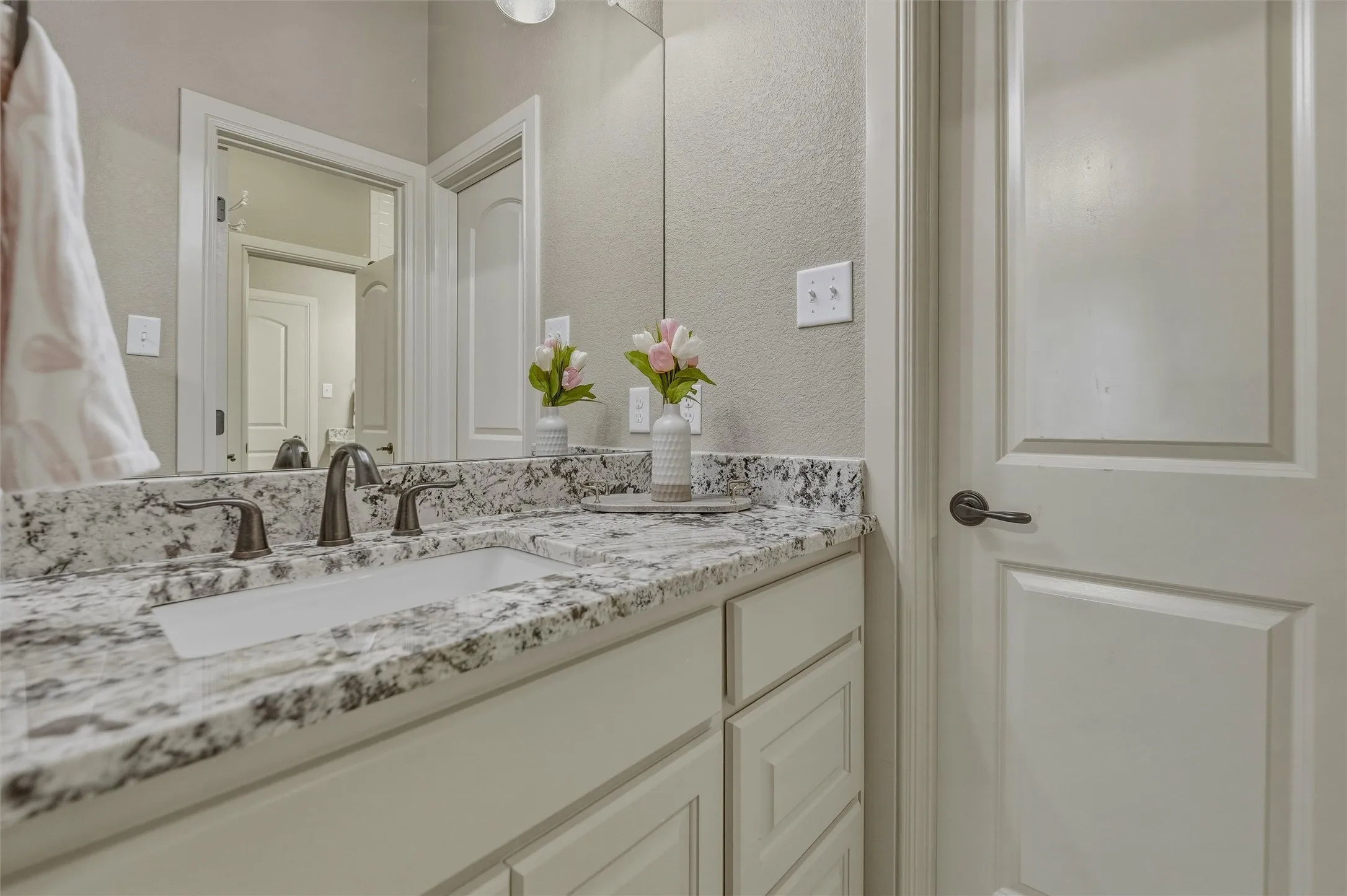 Single Family Residence For Sale in Johnson County , 125 Oak View Drive, Godley, Texas 76044, 4 Bedroom, 2 Bathroom, 2 Garage spaces, 2,198 Sqft, built in 2019, mls#21339783, Real Estate Agent in Godley, Homes For Sale in Johnson county, Homes For Sale in Godley, Realtor in Godley Texas, Real Estate Brokerage Independent Realty Texas, Luminita Cordes Realtor