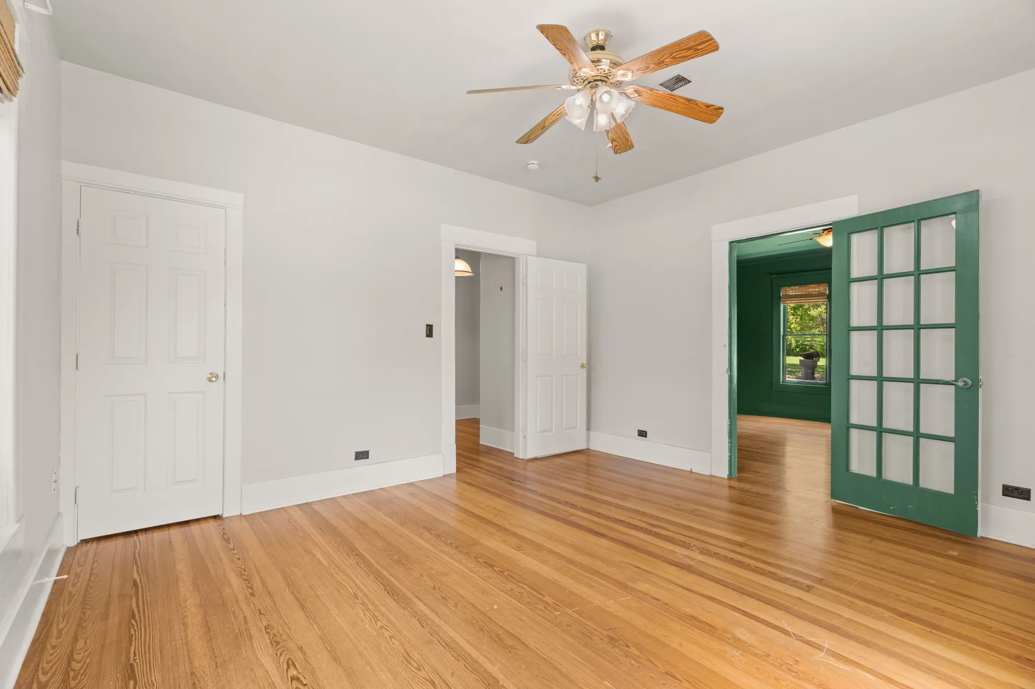 Single Family Residence For Sale in Bell County , 1120 N 1st Street, Temple, Texas 76501, 3 Bedroom, 2 Bathroom, 1 Garage spaces, 1,555 Sqft, built in 1946, mls#21341167, Real Estate Agent in Temple, Homes For Sale in Bell county, Homes For Sale in Temple, Realtor in Temple Texas, Real Estate Brokerage Independent Realty Texas, Luminita Cordes Realtor