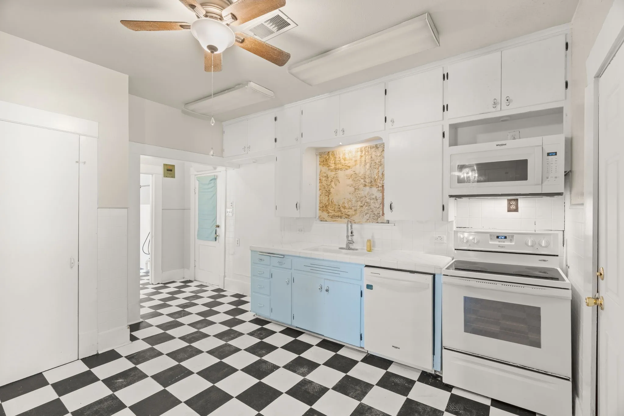 Single Family Residence For Sale in Bell County , 1120 N 1st Street, Temple, Texas 76501, 3 Bedroom, 2 Bathroom, 1 Garage spaces, 1,555 Sqft, built in 1946, mls#21341167, Real Estate Agent in Temple, Homes For Sale in Bell county, Homes For Sale in Temple, Realtor in Temple Texas, Real Estate Brokerage Independent Realty Texas, Luminita Cordes Realtor