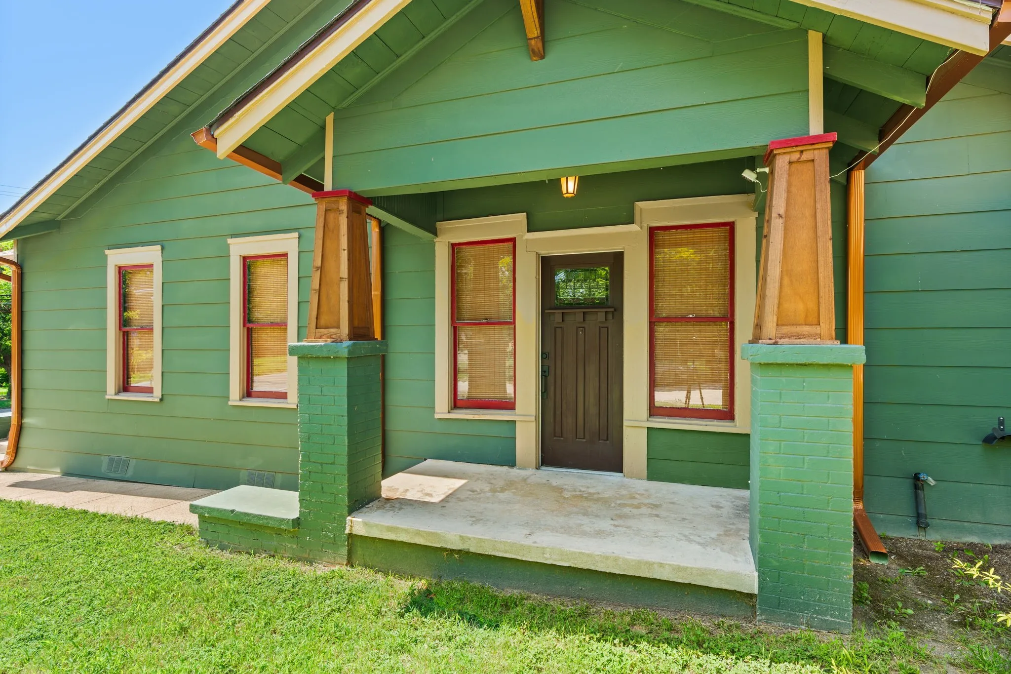 Single Family Residence For Sale in Bell County , 1120 N 1st Street, Temple, Texas 76501, 3 Bedroom, 2 Bathroom, 1 Garage spaces, 1,555 Sqft, built in 1946, mls#21341167, Real Estate Agent in Temple, Homes For Sale in Bell county, Homes For Sale in Temple, Realtor in Temple Texas, Real Estate Brokerage Independent Realty Texas, Luminita Cordes Realtor