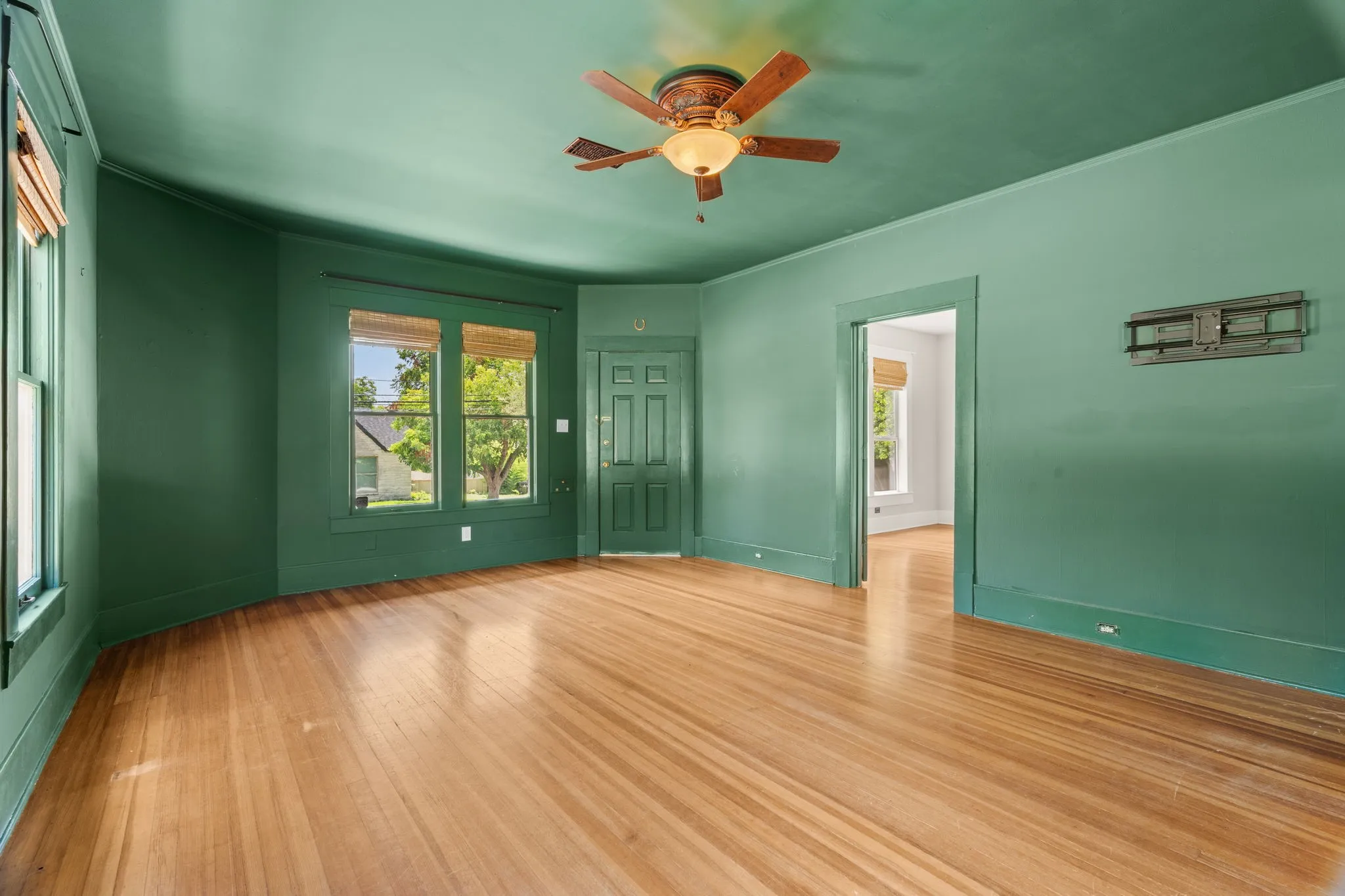 Single Family Residence For Sale in Bell County , 1120 N 1st Street, Temple, Texas 76501, 3 Bedroom, 2 Bathroom, 1 Garage spaces, 1,555 Sqft, built in 1946, mls#21341167, Real Estate Agent in Temple, Homes For Sale in Bell county, Homes For Sale in Temple, Realtor in Temple Texas, Real Estate Brokerage Independent Realty Texas, Luminita Cordes Realtor