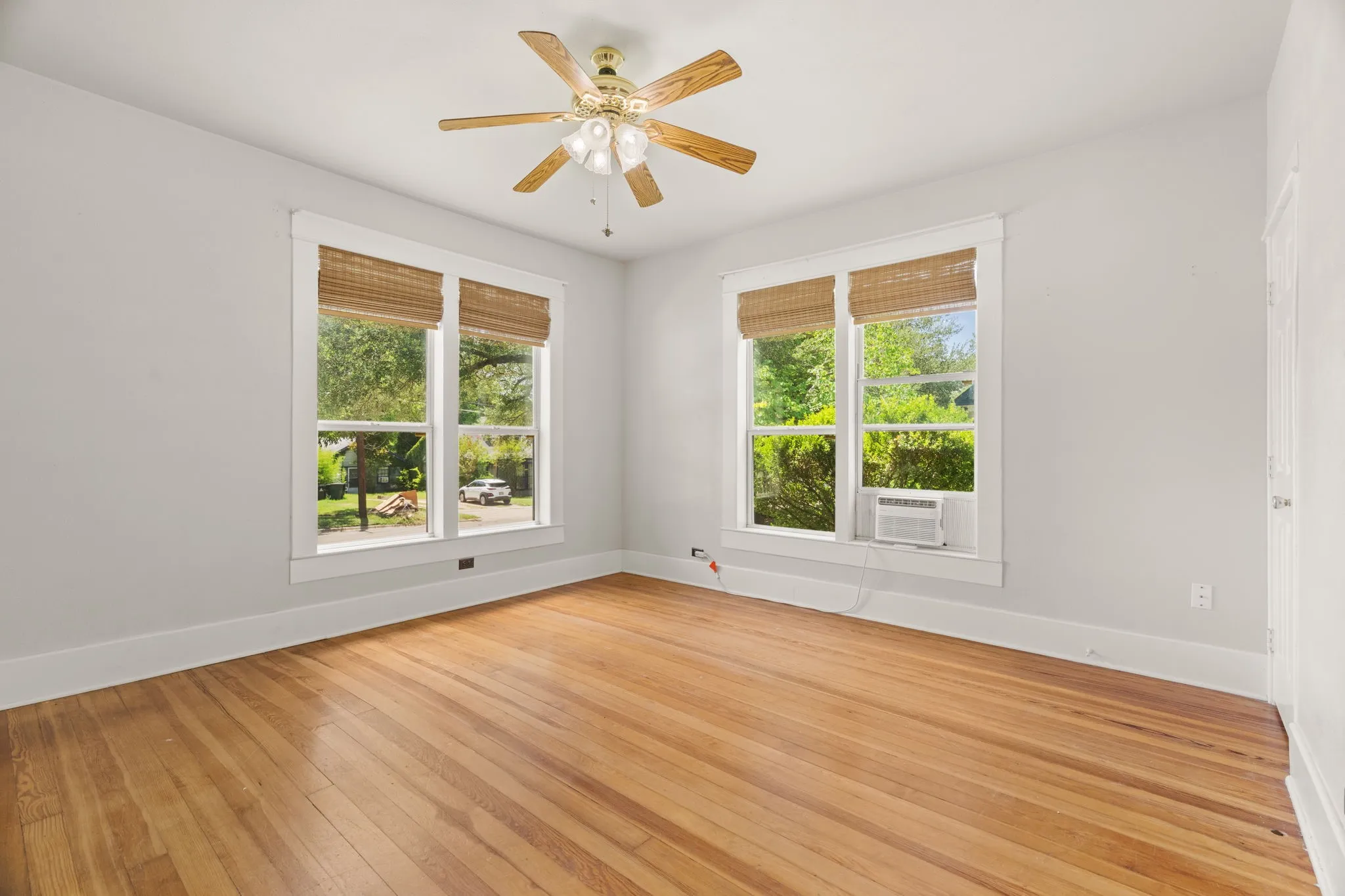 Single Family Residence For Sale in Bell County , 1120 N 1st Street, Temple, Texas 76501, 3 Bedroom, 2 Bathroom, 1 Garage spaces, 1,555 Sqft, built in 1946, mls#21341167, Real Estate Agent in Temple, Homes For Sale in Bell county, Homes For Sale in Temple, Realtor in Temple Texas, Real Estate Brokerage Independent Realty Texas, Luminita Cordes Realtor