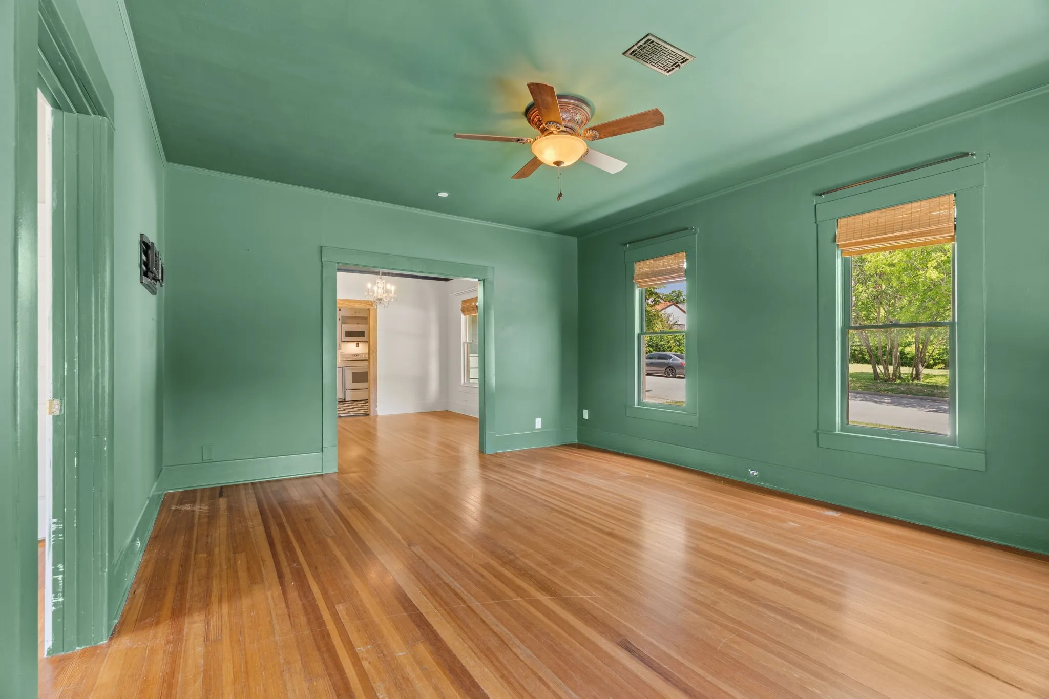 Single Family Residence For Sale in Bell County , 1120 N 1st Street, Temple, Texas 76501, 3 Bedroom, 2 Bathroom, 1 Garage spaces, 1,555 Sqft, built in 1946, mls#21341167, Real Estate Agent in Temple, Homes For Sale in Bell county, Homes For Sale in Temple, Realtor in Temple Texas, Real Estate Brokerage Independent Realty Texas, Luminita Cordes Realtor