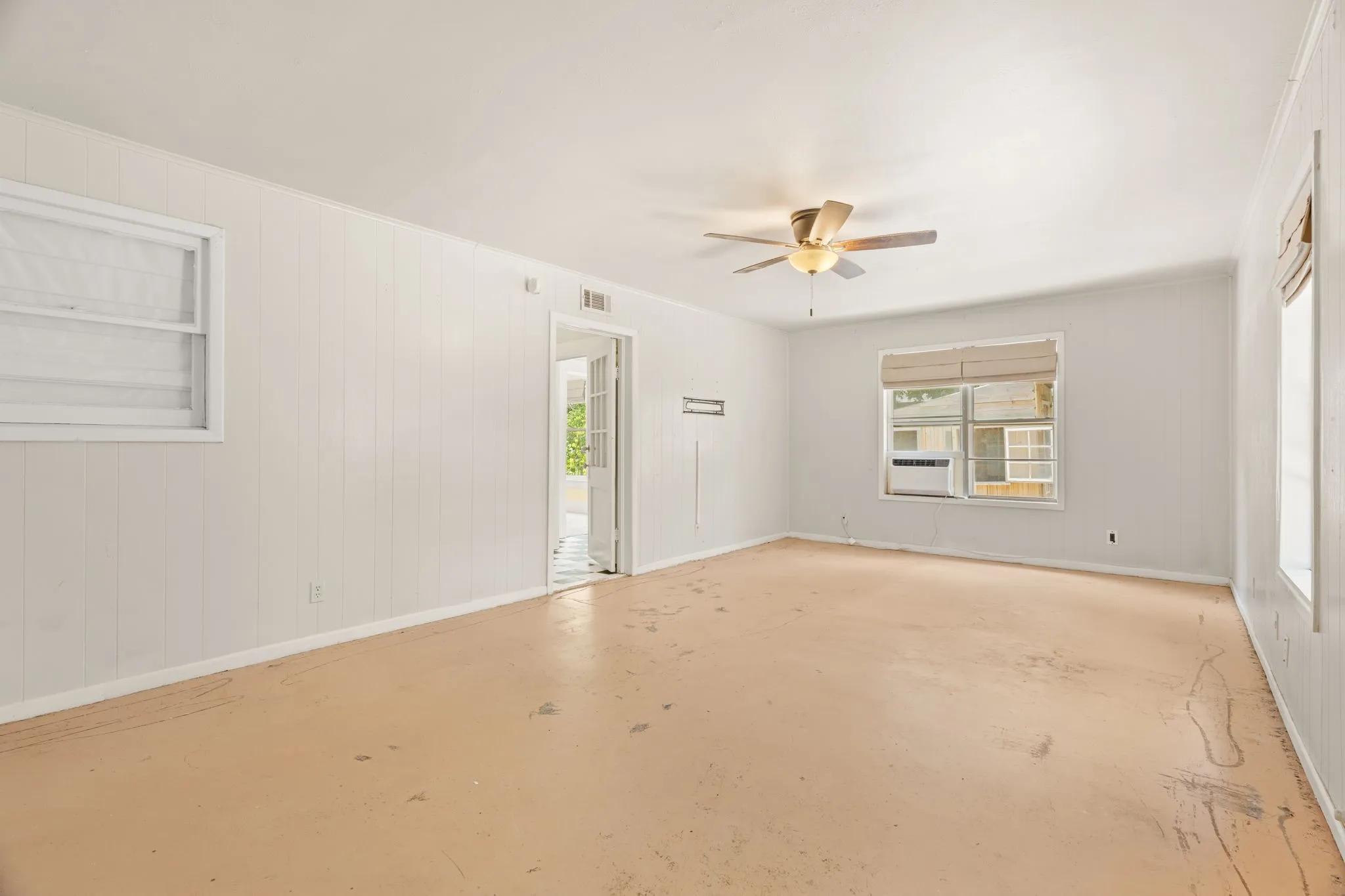 Single Family Residence For Sale in Bell County , 1120 N 1st Street, Temple, Texas 76501, 3 Bedroom, 2 Bathroom, 1 Garage spaces, 1,555 Sqft, built in 1946, mls#21341167, Real Estate Agent in Temple, Homes For Sale in Bell county, Homes For Sale in Temple, Realtor in Temple Texas, Real Estate Brokerage Independent Realty Texas, Luminita Cordes Realtor