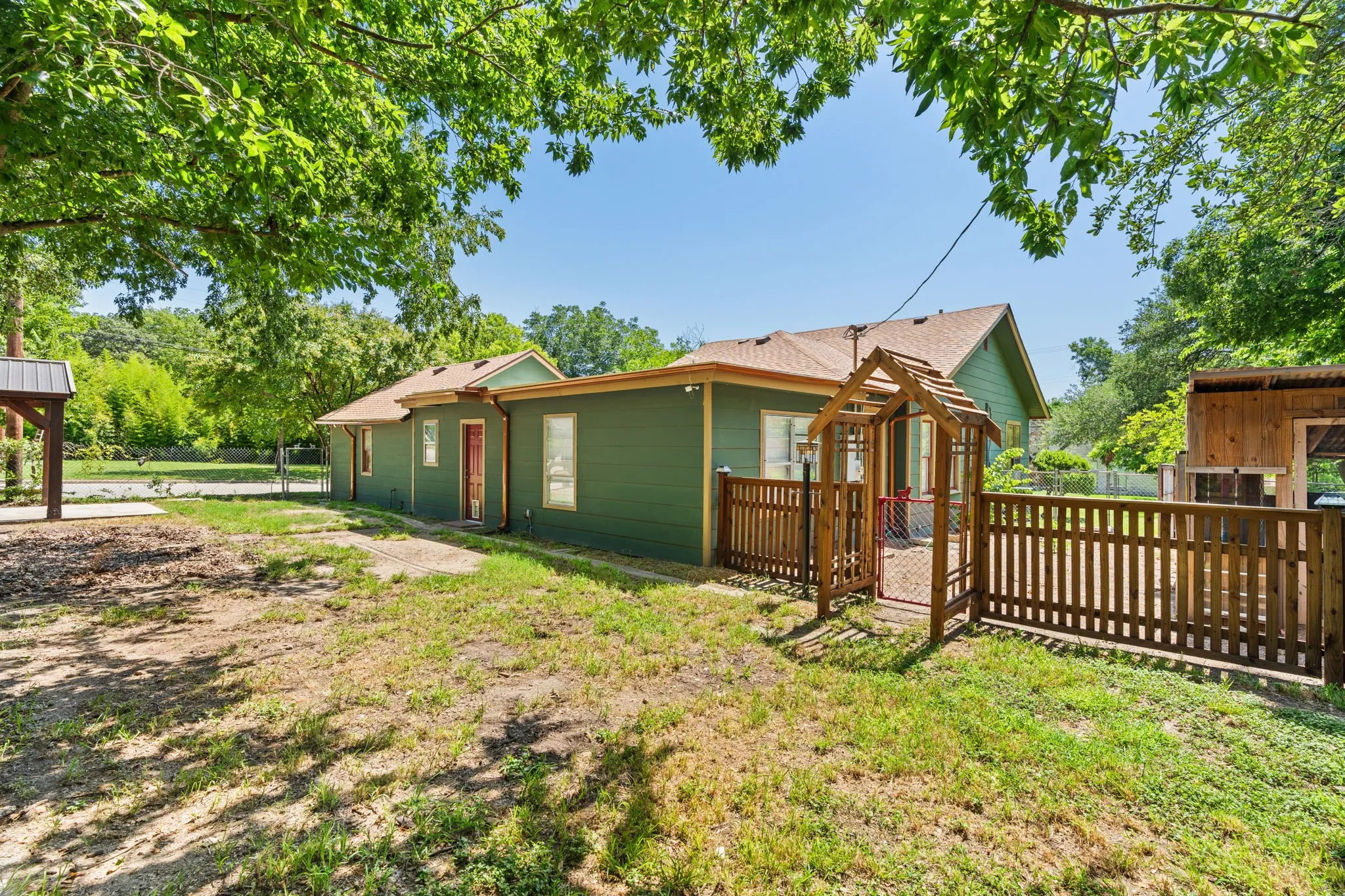 Single Family Residence For Sale in Bell County , 1120 N 1st Street, Temple, Texas 76501, 3 Bedroom, 2 Bathroom, 1 Garage spaces, 1,555 Sqft, built in 1946, mls#21341167, Real Estate Agent in Temple, Homes For Sale in Bell county, Homes For Sale in Temple, Realtor in Temple Texas, Real Estate Brokerage Independent Realty Texas, Luminita Cordes Realtor