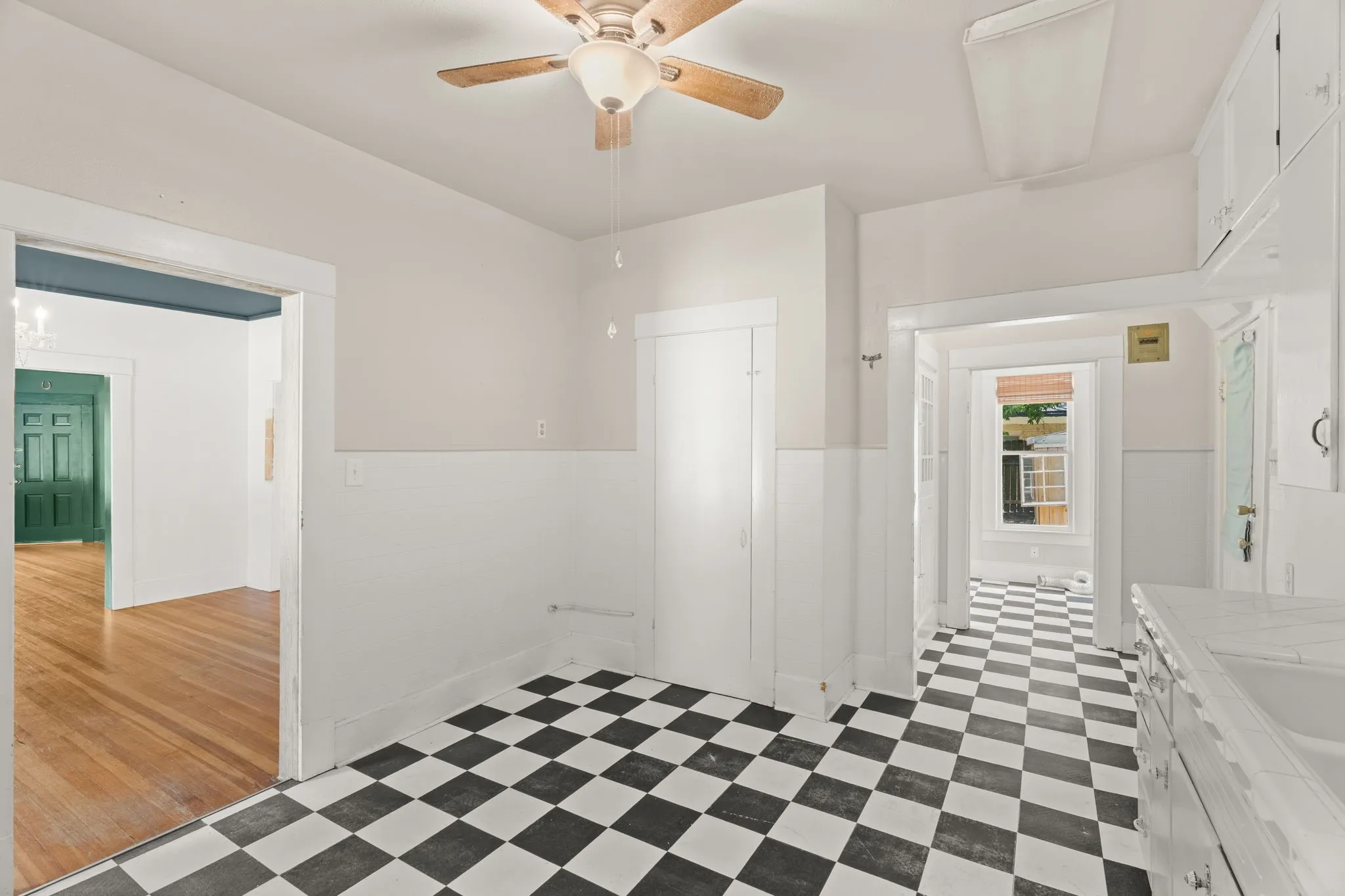 Single Family Residence For Sale in Bell County , 1120 N 1st Street, Temple, Texas 76501, 3 Bedroom, 2 Bathroom, 1 Garage spaces, 1,555 Sqft, built in 1946, mls#21341167, Real Estate Agent in Temple, Homes For Sale in Bell county, Homes For Sale in Temple, Realtor in Temple Texas, Real Estate Brokerage Independent Realty Texas, Luminita Cordes Realtor