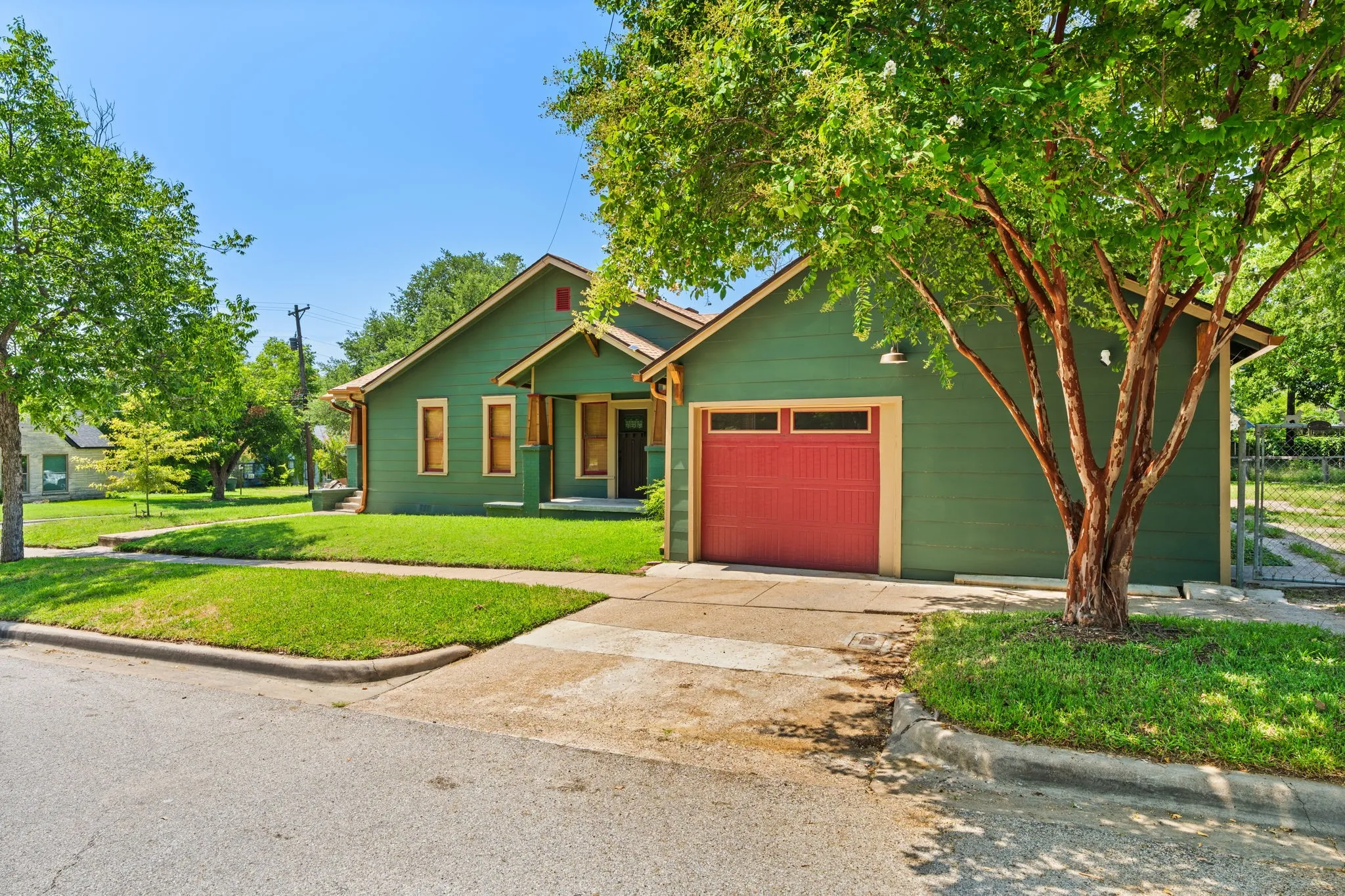 Single Family Residence For Sale in Bell County , 1120 N 1st Street, Temple, Texas 76501, 3 Bedroom, 2 Bathroom, 1 Garage spaces, 1,555 Sqft, built in 1946, mls#21341167, Real Estate Agent in Temple, Homes For Sale in Bell county, Homes For Sale in Temple, Realtor in Temple Texas, Real Estate Brokerage Independent Realty Texas, Luminita Cordes Realtor