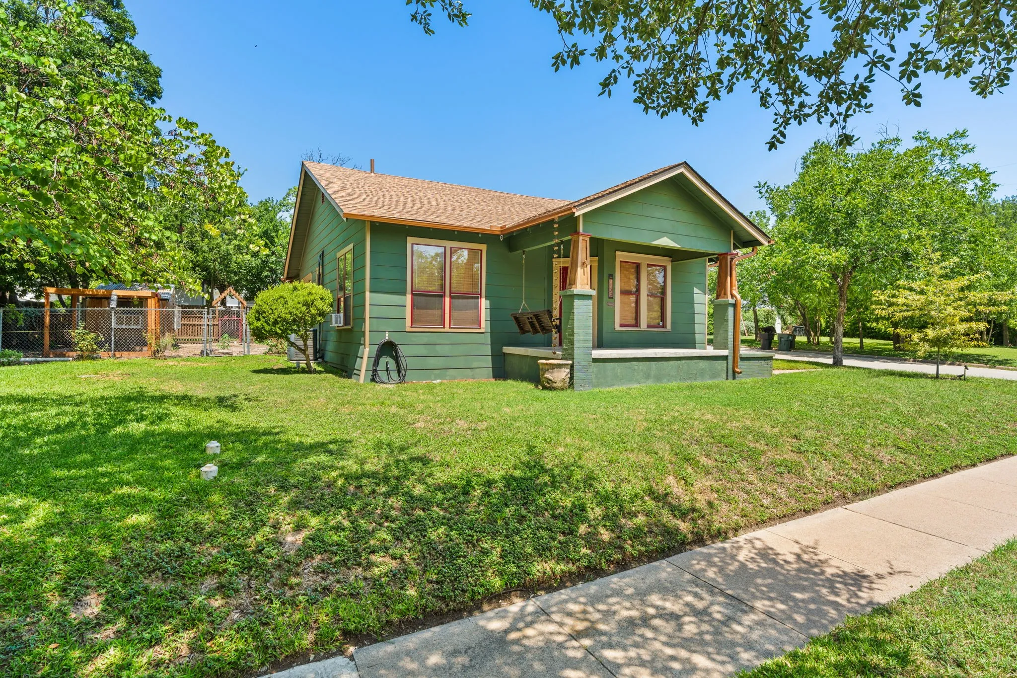 Single Family Residence For Sale in Bell County , 1120 N 1st Street, Temple, Texas 76501, 3 Bedroom, 2 Bathroom, 1 Garage spaces, 1,555 Sqft, built in 1946, mls#21341167, Real Estate Agent in Temple, Homes For Sale in Bell county, Homes For Sale in Temple, Realtor in Temple Texas, Real Estate Brokerage Independent Realty Texas, Luminita Cordes Realtor