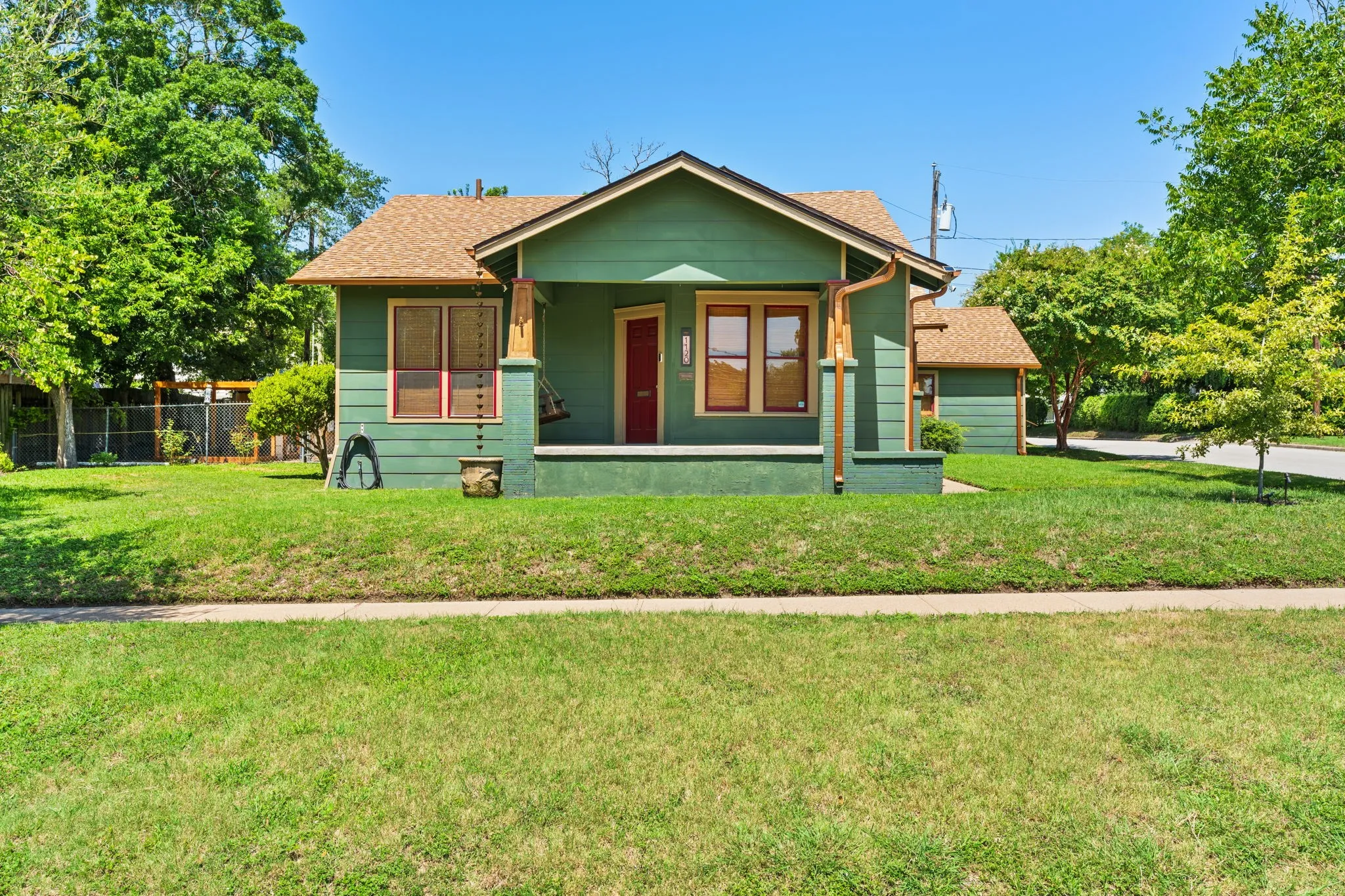 Single Family Residence For Sale in Bell County , 1120 N 1st Street, Temple, Texas 76501, 3 Bedroom, 2 Bathroom, 1 Garage spaces, 1,555 Sqft, built in 1946, mls#21341167, Real Estate Agent in Temple, Homes For Sale in Bell county, Homes For Sale in Temple, Realtor in Temple Texas, Real Estate Brokerage Independent Realty Texas, Luminita Cordes Realtor