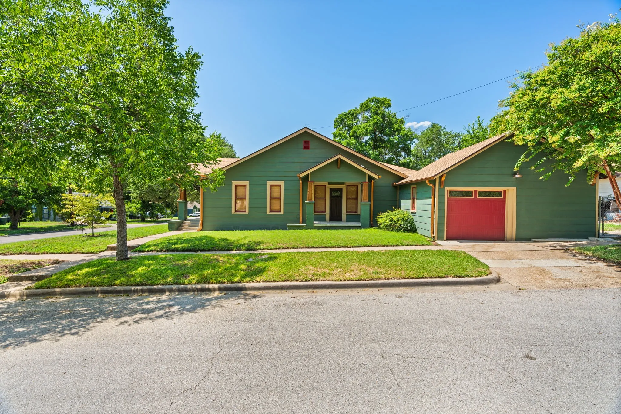 Single Family Residence For Sale in Bell County , 1120 N 1st Street, Temple, Texas 76501, 3 Bedroom, 2 Bathroom, 1 Garage spaces, 1,555 Sqft, built in 1946, mls#21341167, Real Estate Agent in Temple, Homes For Sale in Bell county, Homes For Sale in Temple, Realtor in Temple Texas, Real Estate Brokerage Independent Realty Texas, Luminita Cordes Realtor