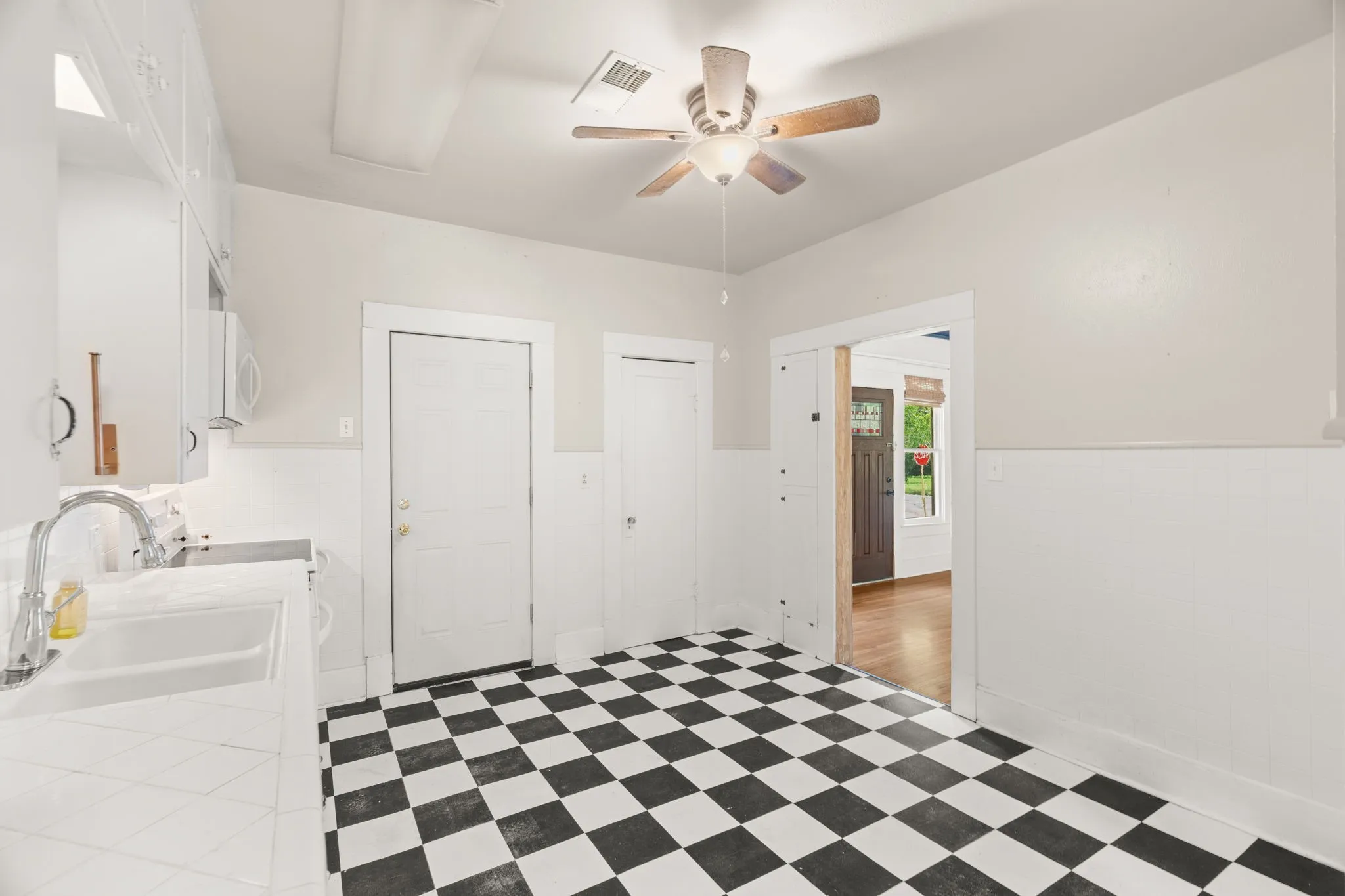 Single Family Residence For Sale in Bell County , 1120 N 1st Street, Temple, Texas 76501, 3 Bedroom, 2 Bathroom, 1 Garage spaces, 1,555 Sqft, built in 1946, mls#21341167, Real Estate Agent in Temple, Homes For Sale in Bell county, Homes For Sale in Temple, Realtor in Temple Texas, Real Estate Brokerage Independent Realty Texas, Luminita Cordes Realtor