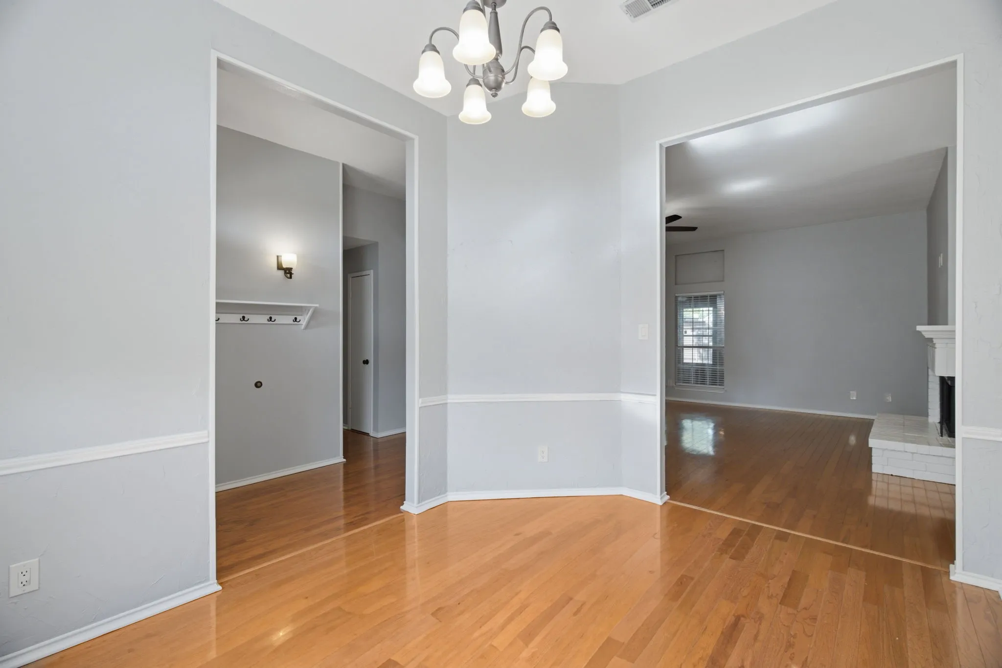 Single Family Residence For Sale in Denton County , 2074 Briarcliff Road, Lewisville, Texas 75067, 3 Bedroom, 2 Bathroom, 2 Garage spaces, 1,615 Sqft, built in 1988, mls#21341175, Real Estate Agent in Lewisville, Homes For Sale in Denton county, Homes For Sale in Lewisville, Realtor in Lewisville Texas, Real Estate Brokerage Independent Realty Texas, Luminita Cordes Realtor