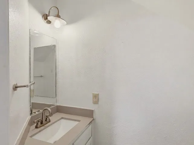 Condominium For Sale in Dallas County , 9696 Walnut Street 1304, Dallas, Texas 75243, 1 Bedroom, 2 Bathroom, Garage spaces, 903 Sqft, built in 1981, mls#21340892, Real Estate Agent in Dallas, Homes For Sale in Dallas county, Homes For Sale in Dallas, Realtor in Dallas Texas, Real Estate Brokerage Independent Realty Texas, Luminita Cordes Realtor