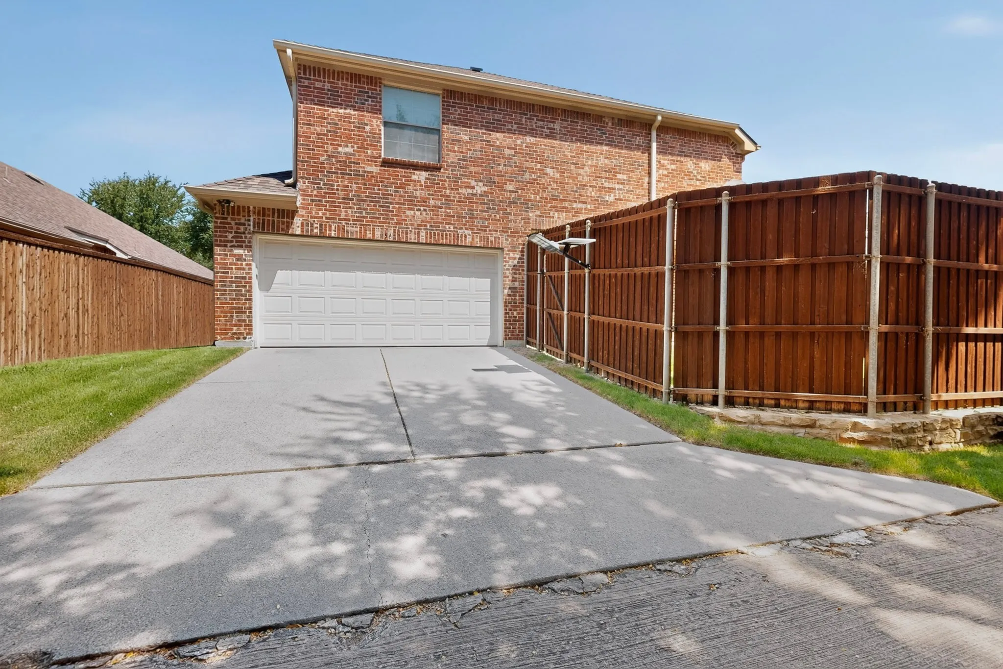 Single Family Residence For Sale in Collin County , 15827 Buffalo Creek Drive, Frisco, Texas 75035, 4 Bedroom, 4 Bathroom, 2 Garage spaces, 3,588 Sqft, built in 2004, mls#21340021, Real Estate Agent in Frisco, Homes For Sale in Collin county, Homes For Sale in Frisco, Realtor in Frisco Texas, Real Estate Brokerage Independent Realty Texas, Luminita Cordes Realtor