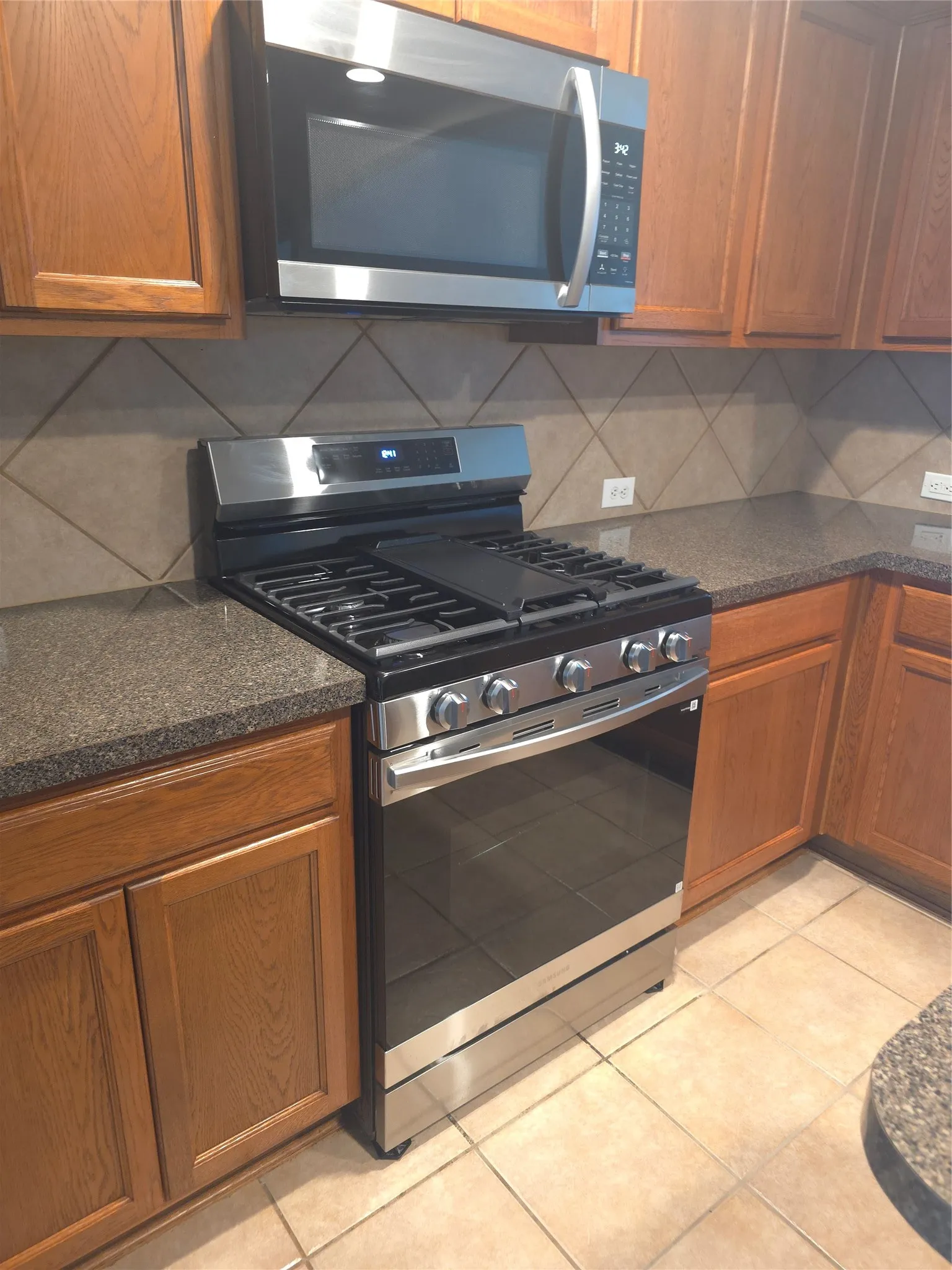 New 5 burner gas range and microwave