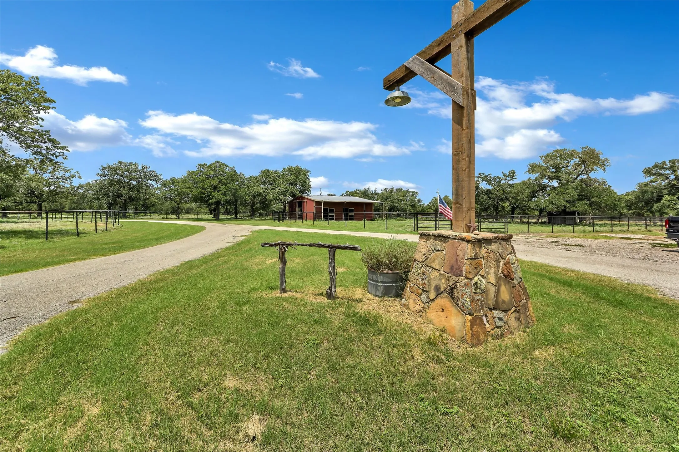 Single Family Residence For Sale in Palo Pinto County , 3911 N Highway 281, Mineral Wells, Texas 76067, 3 Bedroom, 3 Bathroom, 3 Garage spaces, 2,603 Sqft, built in 1994, mls#21341151, Real Estate Agent in Mineral Wells, Homes For Sale in Palo Pinto county, Homes For Sale in Mineral Wells, Realtor in Mineral Wells Texas, Real Estate Brokerage Independent Realty Texas, Luminita Cordes Realtor