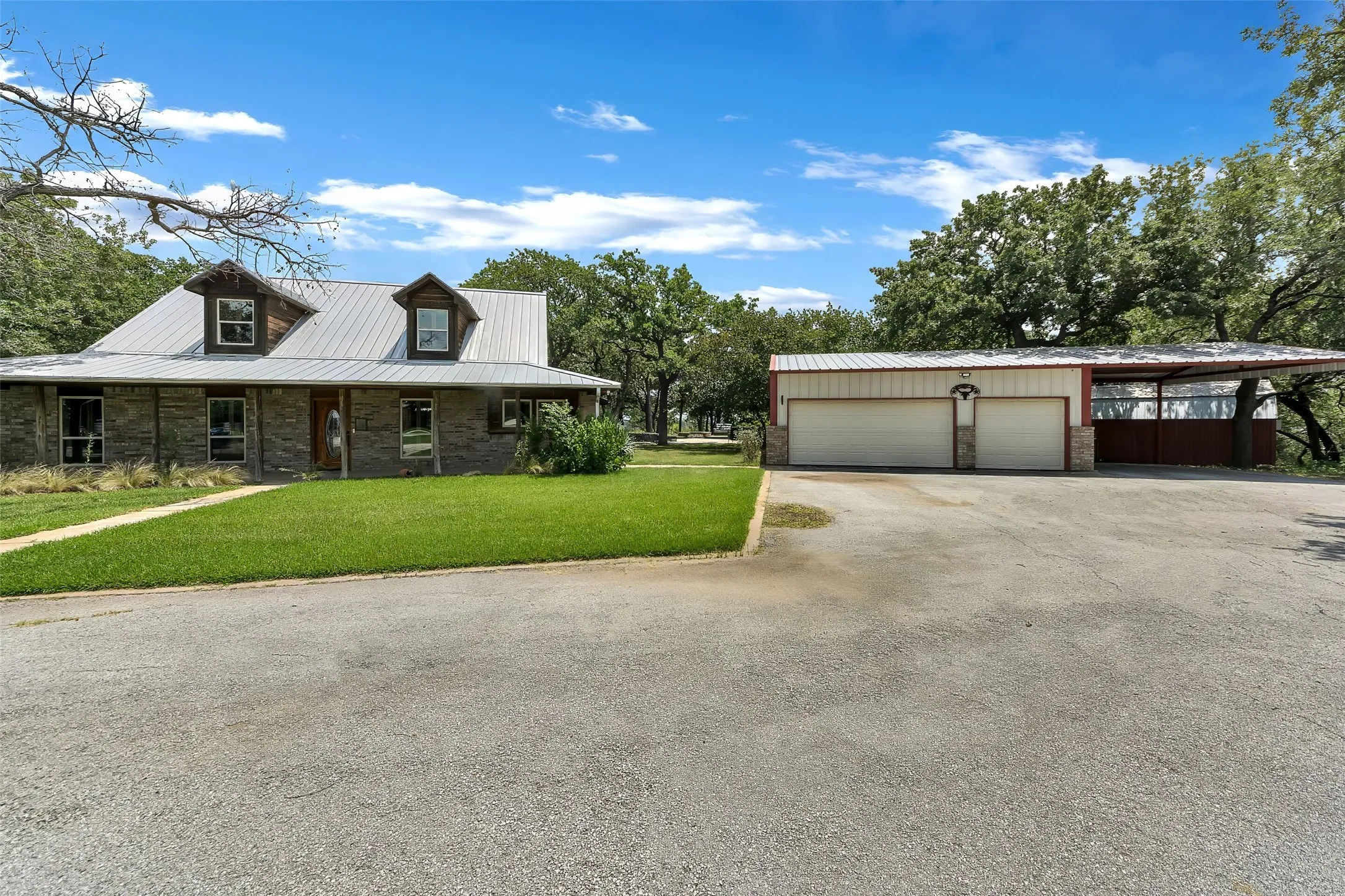 Single Family Residence For Sale in Palo Pinto County , 3911 N Highway 281, Mineral Wells, Texas 76067, 3 Bedroom, 3 Bathroom, 3 Garage spaces, 2,603 Sqft, built in 1994, mls#21341151, Real Estate Agent in Mineral Wells, Homes For Sale in Palo Pinto county, Homes For Sale in Mineral Wells, Realtor in Mineral Wells Texas, Real Estate Brokerage Independent Realty Texas, Luminita Cordes Realtor
