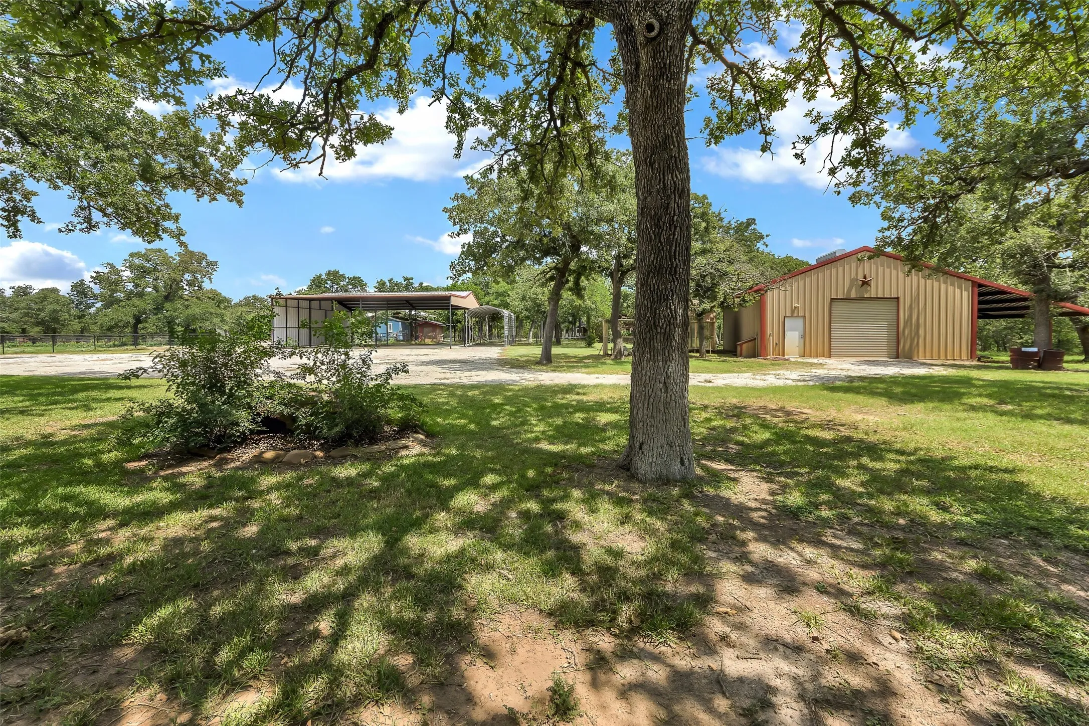 Single Family Residence For Sale in Palo Pinto County , 3911 N Highway 281, Mineral Wells, Texas 76067, 3 Bedroom, 3 Bathroom, 3 Garage spaces, 2,603 Sqft, built in 1994, mls#21341151, Real Estate Agent in Mineral Wells, Homes For Sale in Palo Pinto county, Homes For Sale in Mineral Wells, Realtor in Mineral Wells Texas, Real Estate Brokerage Independent Realty Texas, Luminita Cordes Realtor