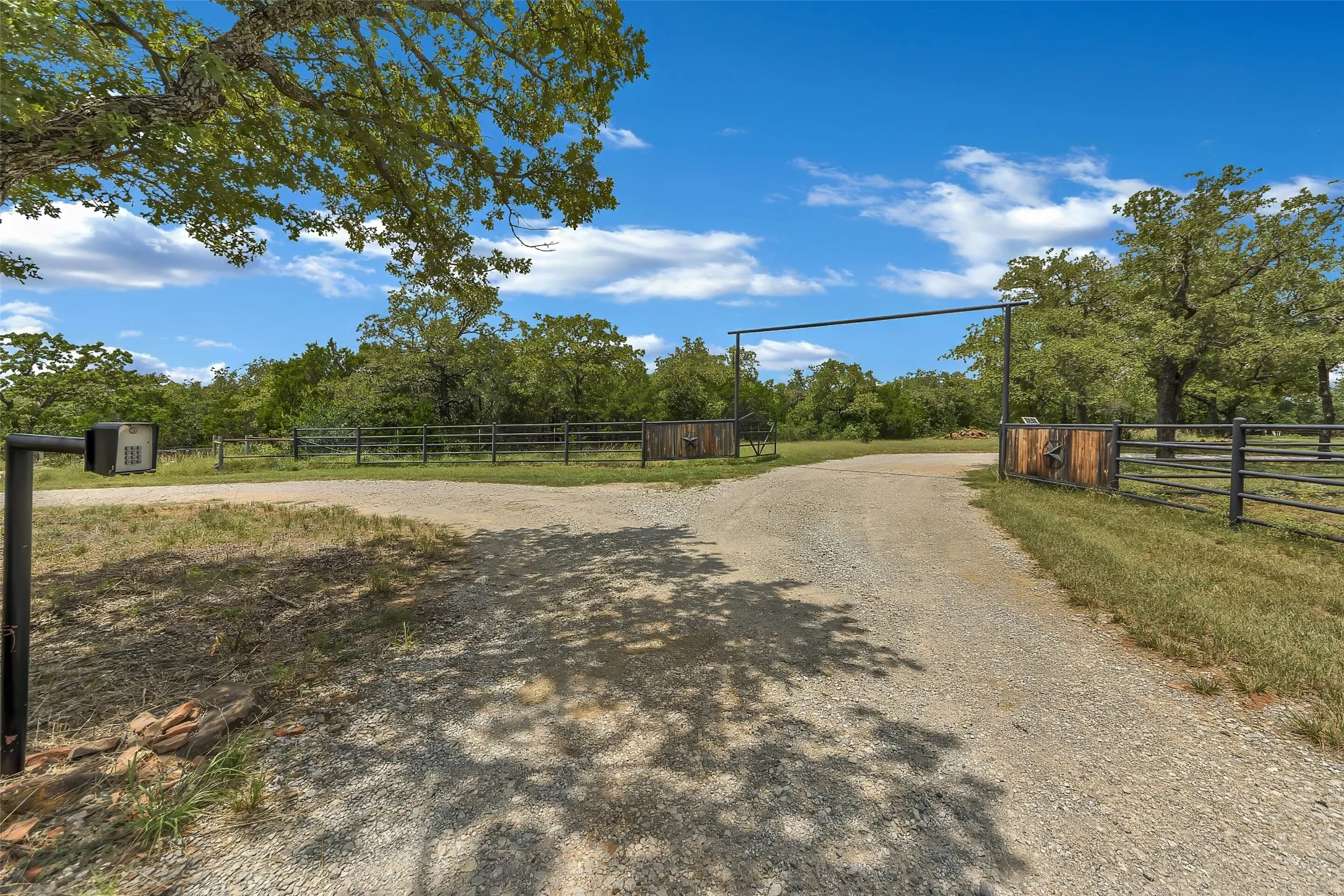 Single Family Residence For Sale in Palo Pinto County , 3911 N Highway 281, Mineral Wells, Texas 76067, 3 Bedroom, 3 Bathroom, 3 Garage spaces, 2,603 Sqft, built in 1994, mls#21341151, Real Estate Agent in Mineral Wells, Homes For Sale in Palo Pinto county, Homes For Sale in Mineral Wells, Realtor in Mineral Wells Texas, Real Estate Brokerage Independent Realty Texas, Luminita Cordes Realtor