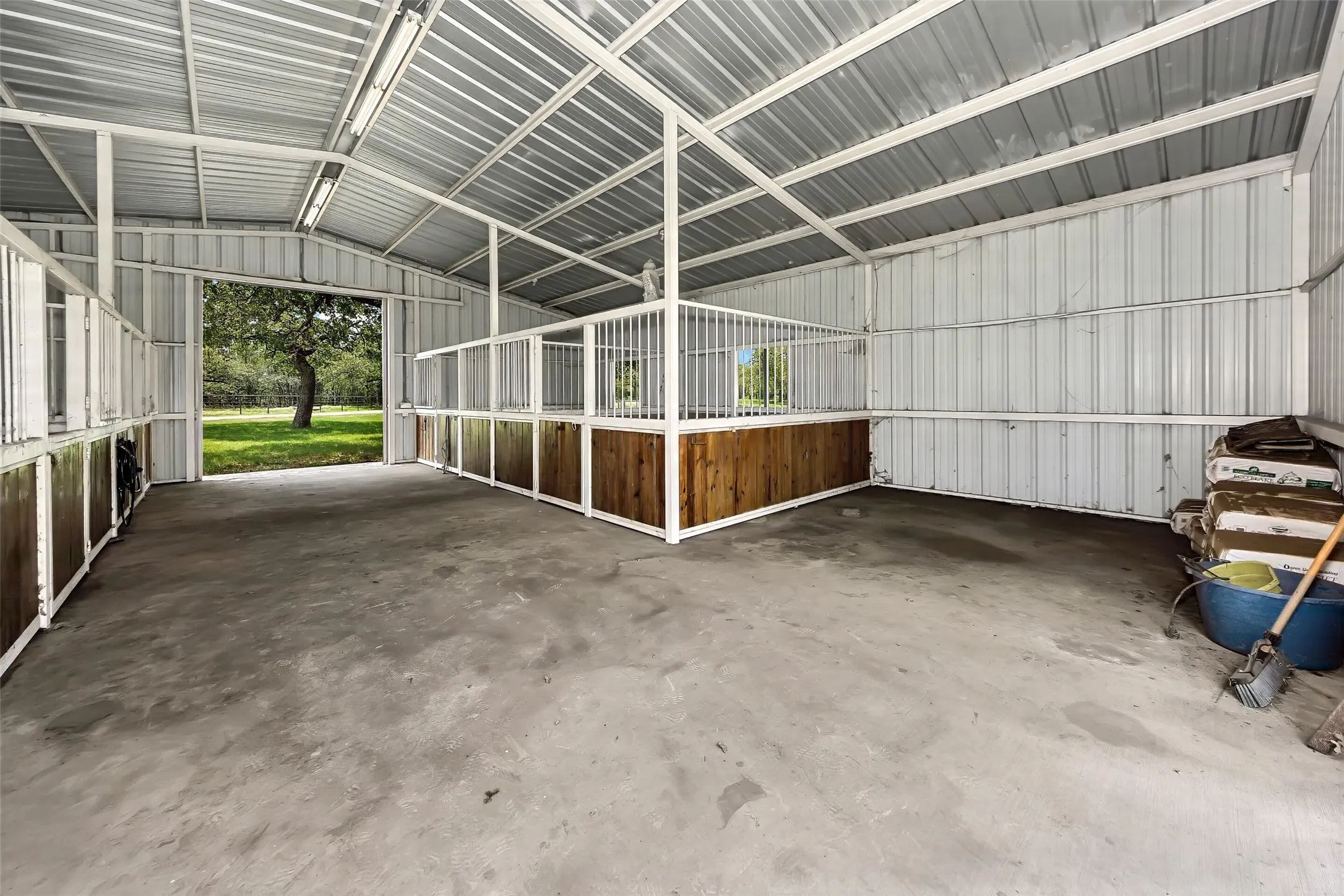 Single Family Residence For Sale in Palo Pinto County , 3911 N Highway 281, Mineral Wells, Texas 76067, 3 Bedroom, 3 Bathroom, 3 Garage spaces, 2,603 Sqft, built in 1994, mls#21341151, Real Estate Agent in Mineral Wells, Homes For Sale in Palo Pinto county, Homes For Sale in Mineral Wells, Realtor in Mineral Wells Texas, Real Estate Brokerage Independent Realty Texas, Luminita Cordes Realtor