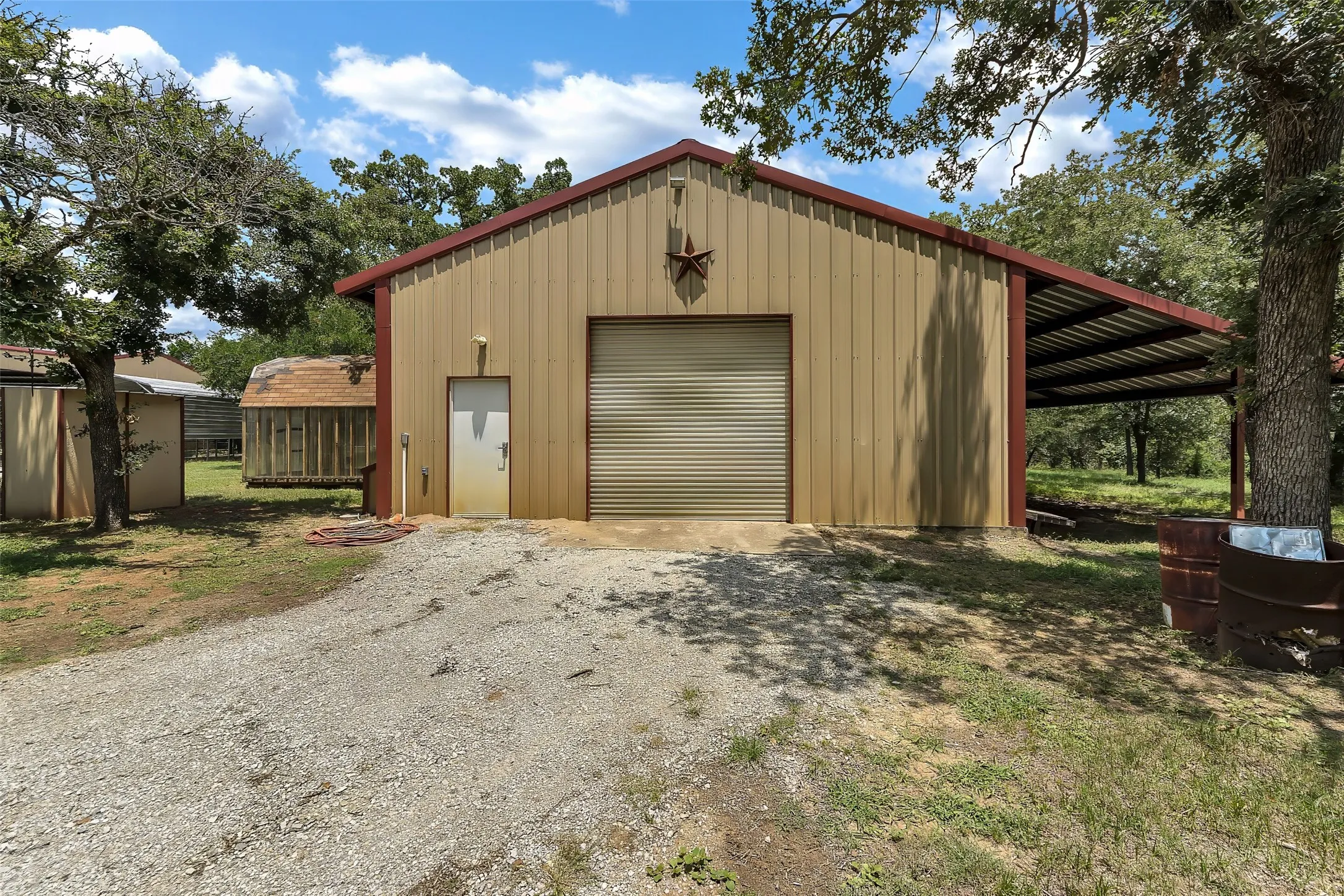 Single Family Residence For Sale in Palo Pinto County , 3911 N Highway 281, Mineral Wells, Texas 76067, 3 Bedroom, 3 Bathroom, 3 Garage spaces, 2,603 Sqft, built in 1994, mls#21341151, Real Estate Agent in Mineral Wells, Homes For Sale in Palo Pinto county, Homes For Sale in Mineral Wells, Realtor in Mineral Wells Texas, Real Estate Brokerage Independent Realty Texas, Luminita Cordes Realtor