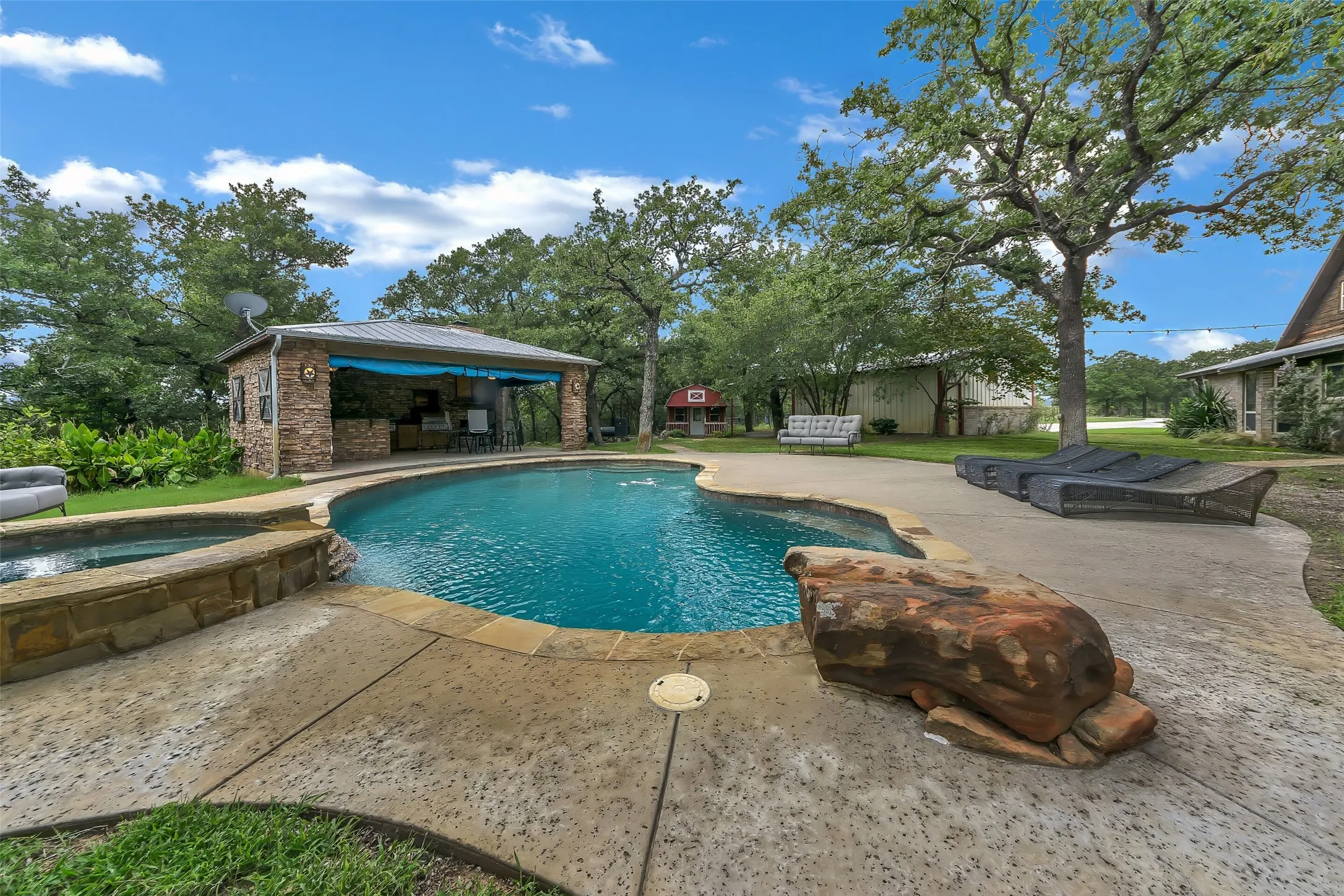 Single Family Residence For Sale in Palo Pinto County , 3911 N Highway 281, Mineral Wells, Texas 76067, 3 Bedroom, 3 Bathroom, 3 Garage spaces, 2,603 Sqft, built in 1994, mls#21341151, Real Estate Agent in Mineral Wells, Homes For Sale in Palo Pinto county, Homes For Sale in Mineral Wells, Realtor in Mineral Wells Texas, Real Estate Brokerage Independent Realty Texas, Luminita Cordes Realtor