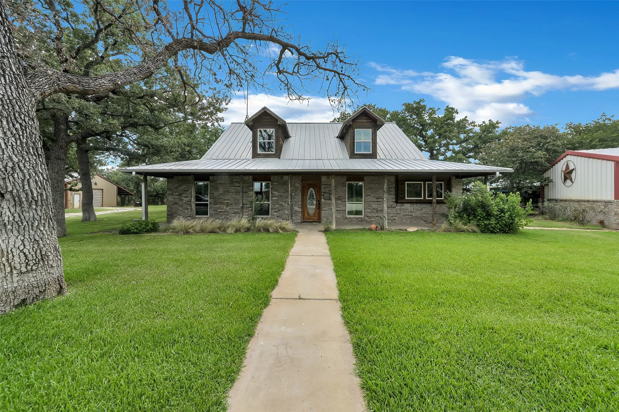 Single Family Residence For Sale in Palo Pinto County , 3911 N Highway 281, Mineral Wells, Texas 76067, 3 Bedroom, 3 Bathroom, 3 Garage spaces, 2,603 Sqft, built in 1994, mls#21341151, Real Estate Agent in Mineral Wells, Homes For Sale in Palo Pinto county, Homes For Sale in Mineral Wells, Realtor in Mineral Wells Texas, Real Estate Brokerage Independent Realty Texas, Luminita Cordes Realtor