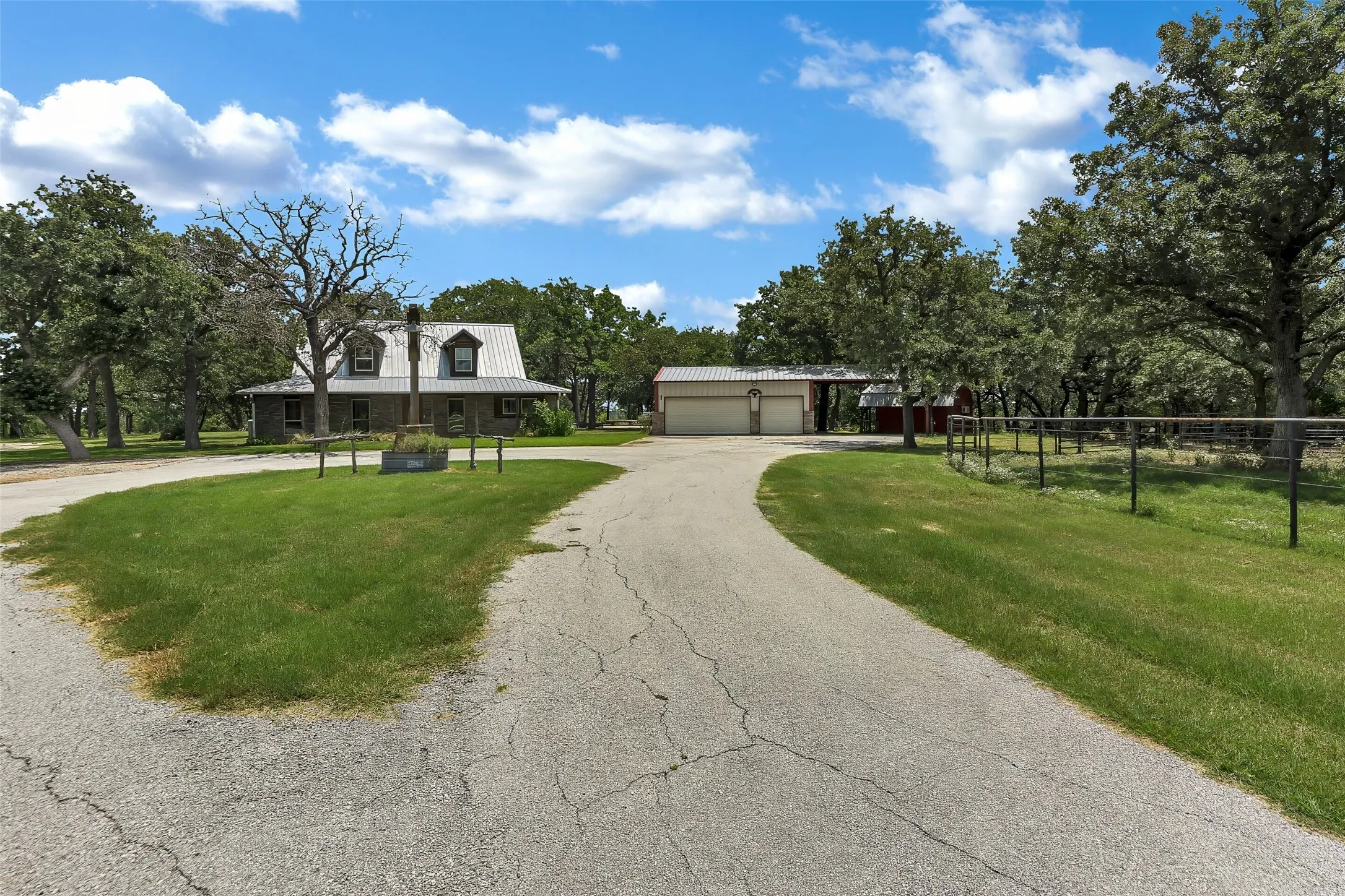 Single Family Residence For Sale in Palo Pinto County , 3911 N Highway 281, Mineral Wells, Texas 76067, 3 Bedroom, 3 Bathroom, 3 Garage spaces, 2,603 Sqft, built in 1994, mls#21341151, Real Estate Agent in Mineral Wells, Homes For Sale in Palo Pinto county, Homes For Sale in Mineral Wells, Realtor in Mineral Wells Texas, Real Estate Brokerage Independent Realty Texas, Luminita Cordes Realtor
