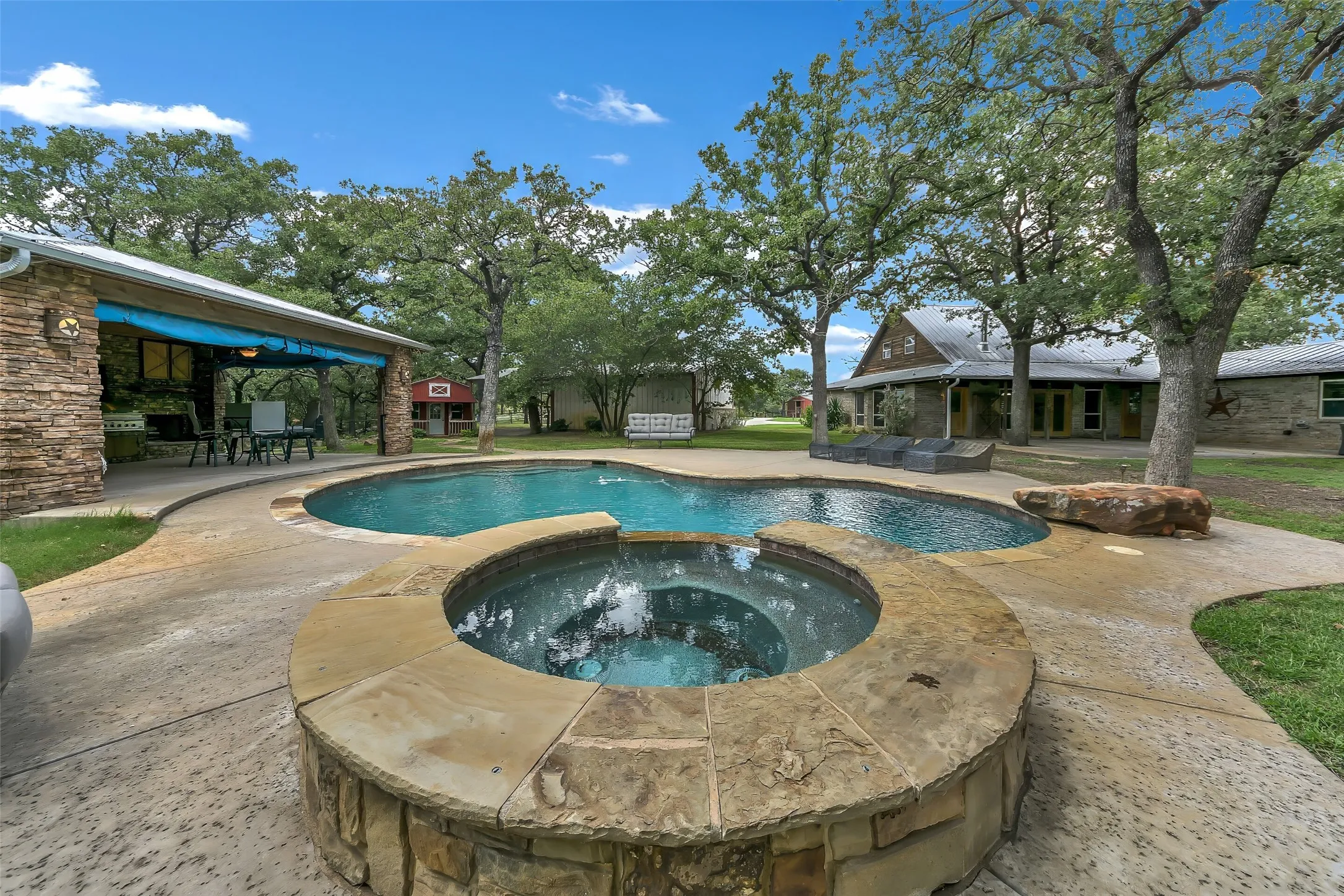 Single Family Residence For Sale in Palo Pinto County , 3911 N Highway 281, Mineral Wells, Texas 76067, 3 Bedroom, 3 Bathroom, 3 Garage spaces, 2,603 Sqft, built in 1994, mls#21341151, Real Estate Agent in Mineral Wells, Homes For Sale in Palo Pinto county, Homes For Sale in Mineral Wells, Realtor in Mineral Wells Texas, Real Estate Brokerage Independent Realty Texas, Luminita Cordes Realtor